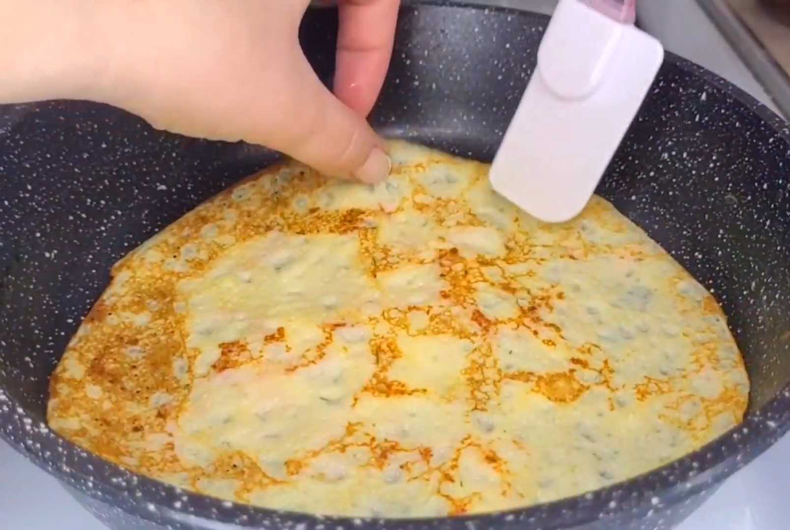 Crêpes au lait avec saucisse et fromage - Étape 12
