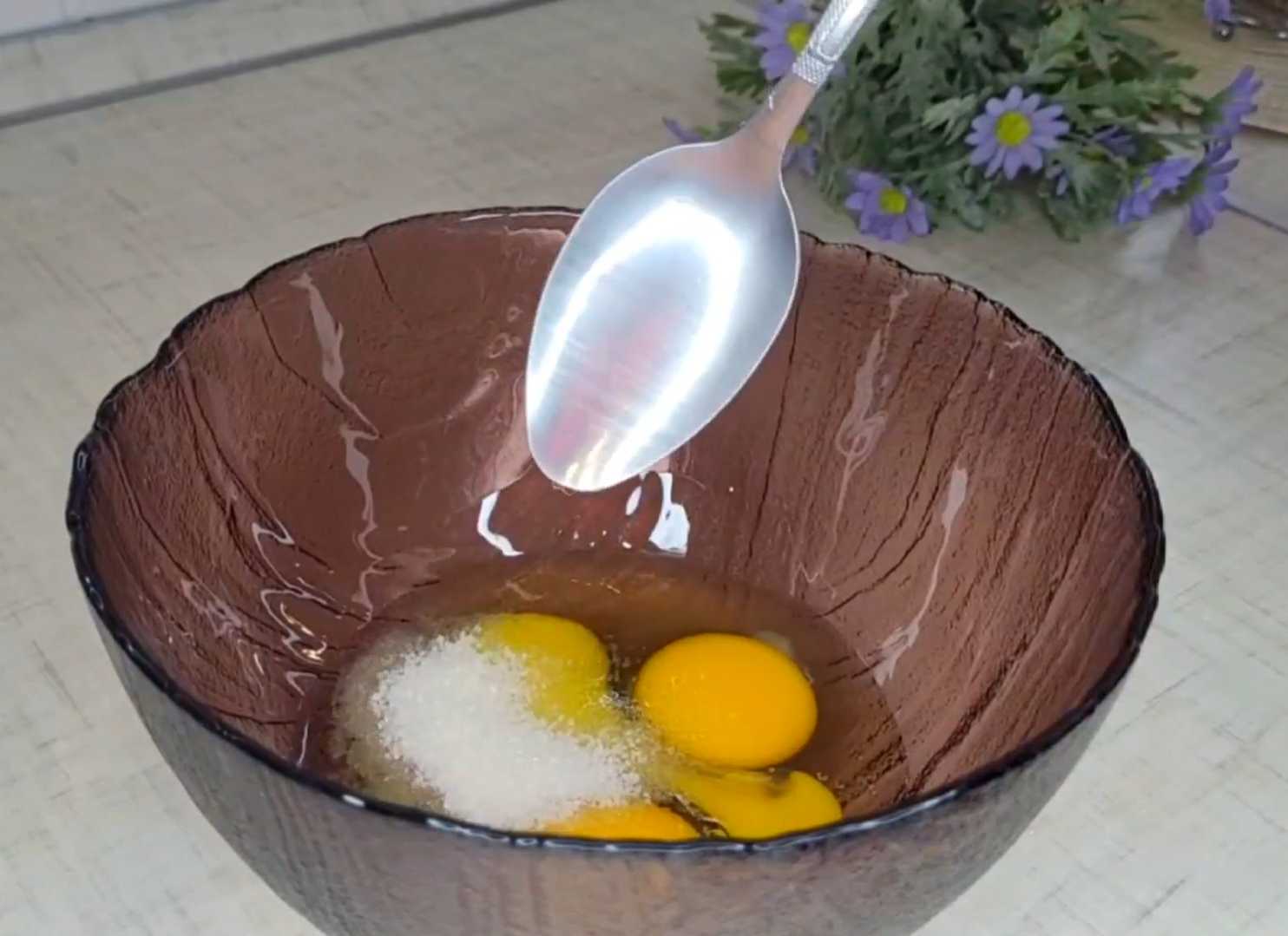 Crêpes au lait avec saucisse et fromage - Étape 1