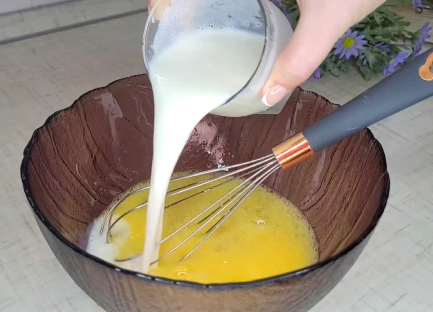 Crêpes au lait avec saucisse et fromage - Étape 2