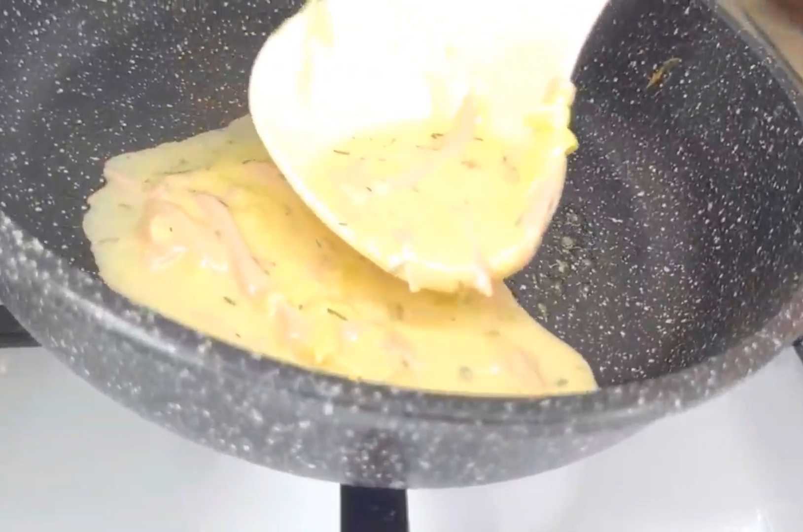 Crêpes au lait avec saucisse et fromage - Étape 10