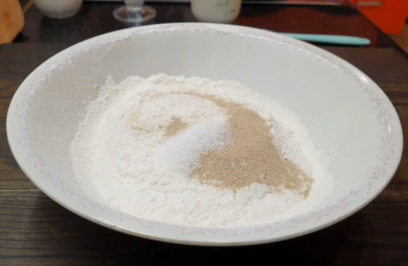 Crêpes à la levure et au kéfir - Étape 1