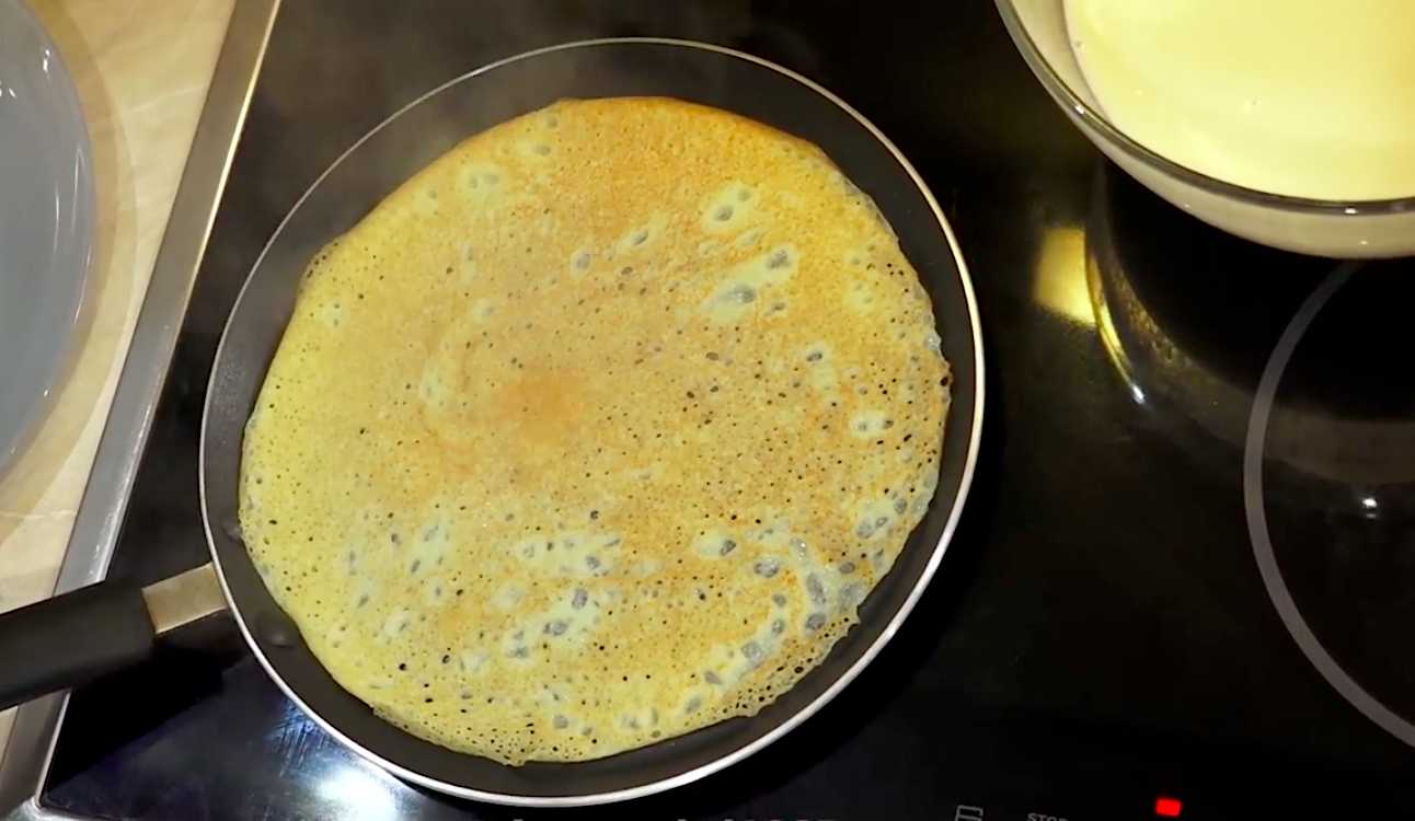 Crêpes au lait et à l'eau bouillante sans bicarbonate de soude - Étape 9