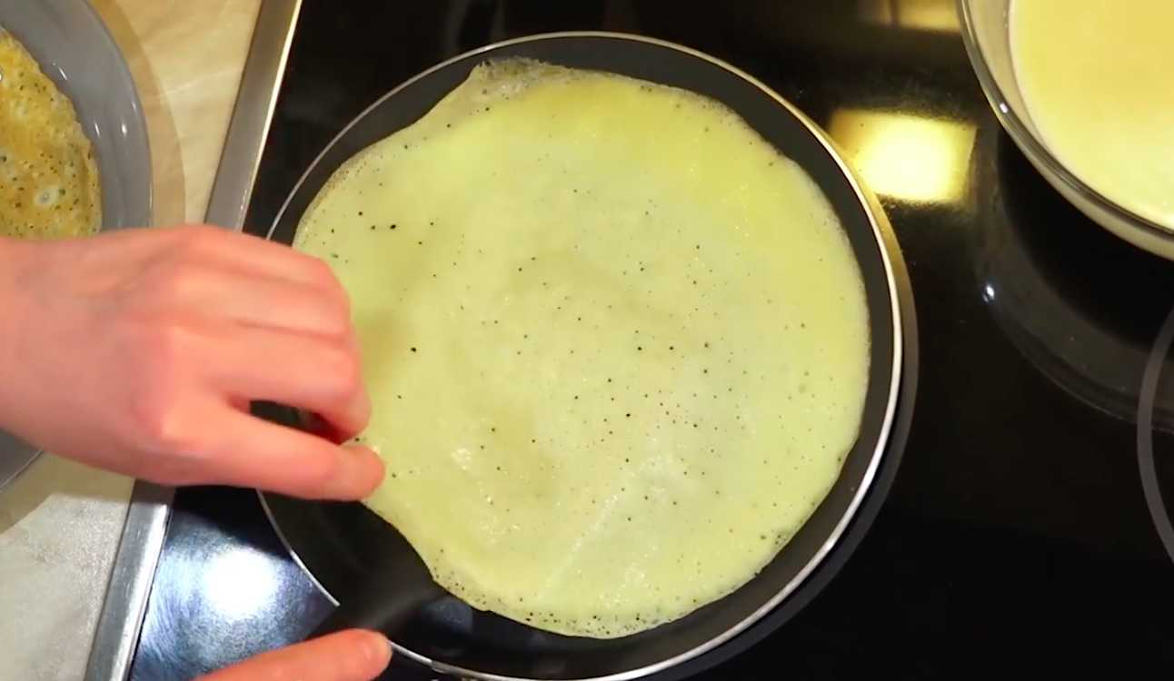 Crêpes au lait et à l'eau bouillante sans bicarbonate de soude - Étape 11