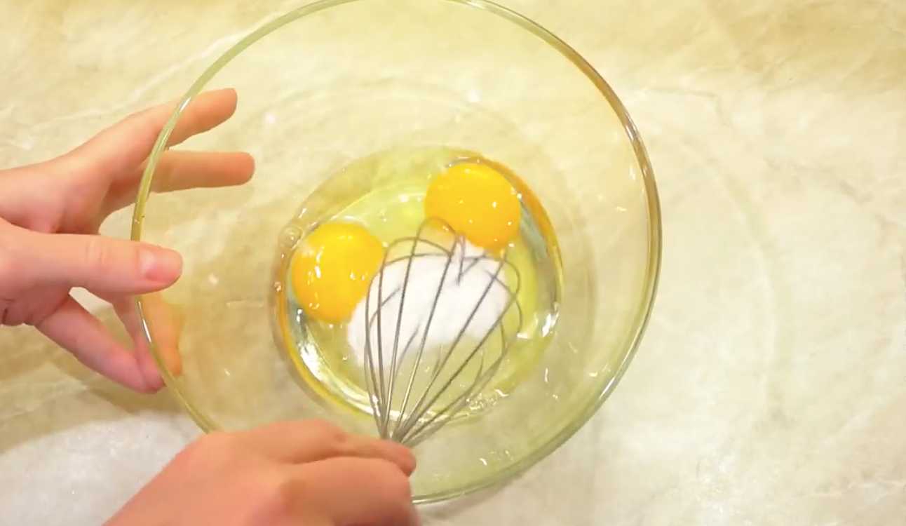 Crêpes au lait et à l'eau bouillante sans bicarbonate de soude - Étape 1