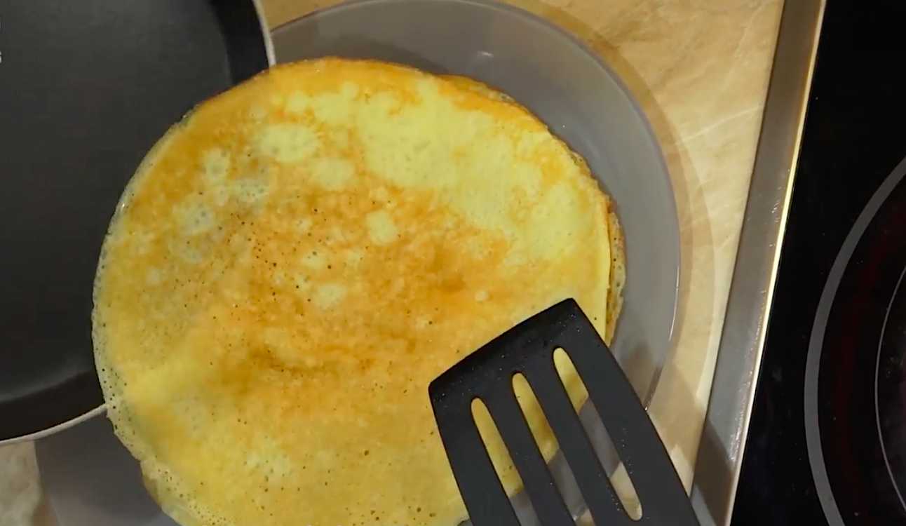 Crêpes au lait et à l'eau bouillante sans bicarbonate de soude - Étape 10