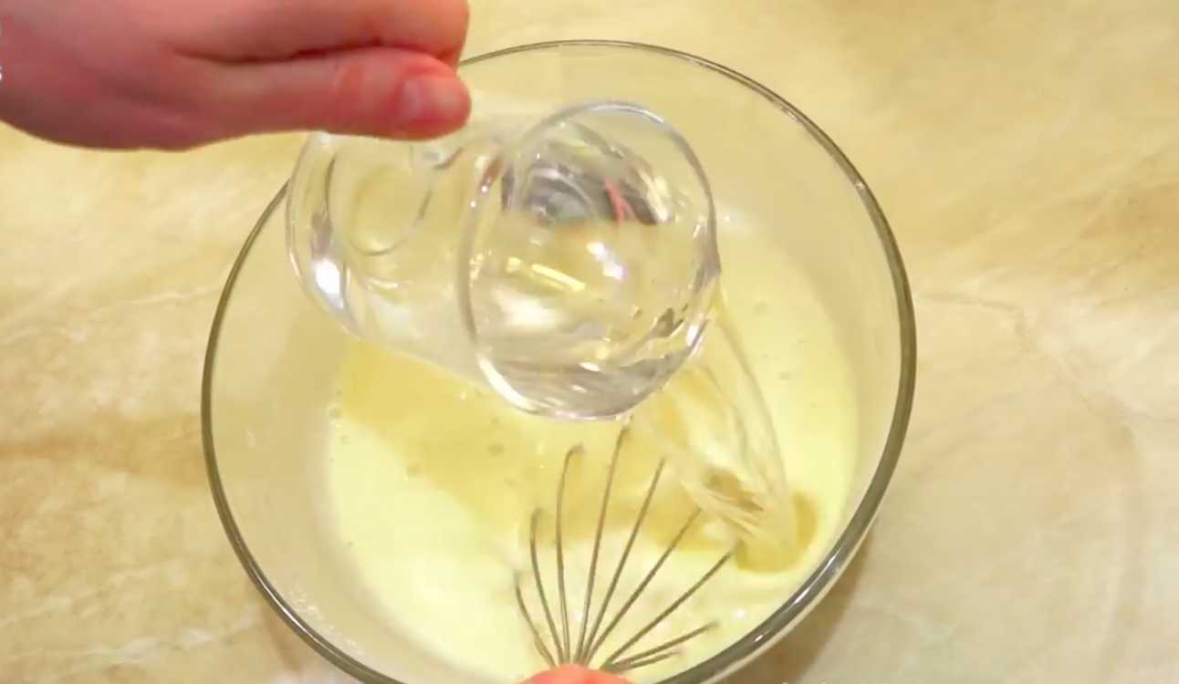 Crêpes au lait et à l'eau bouillante sans bicarbonate de soude - Étape 4