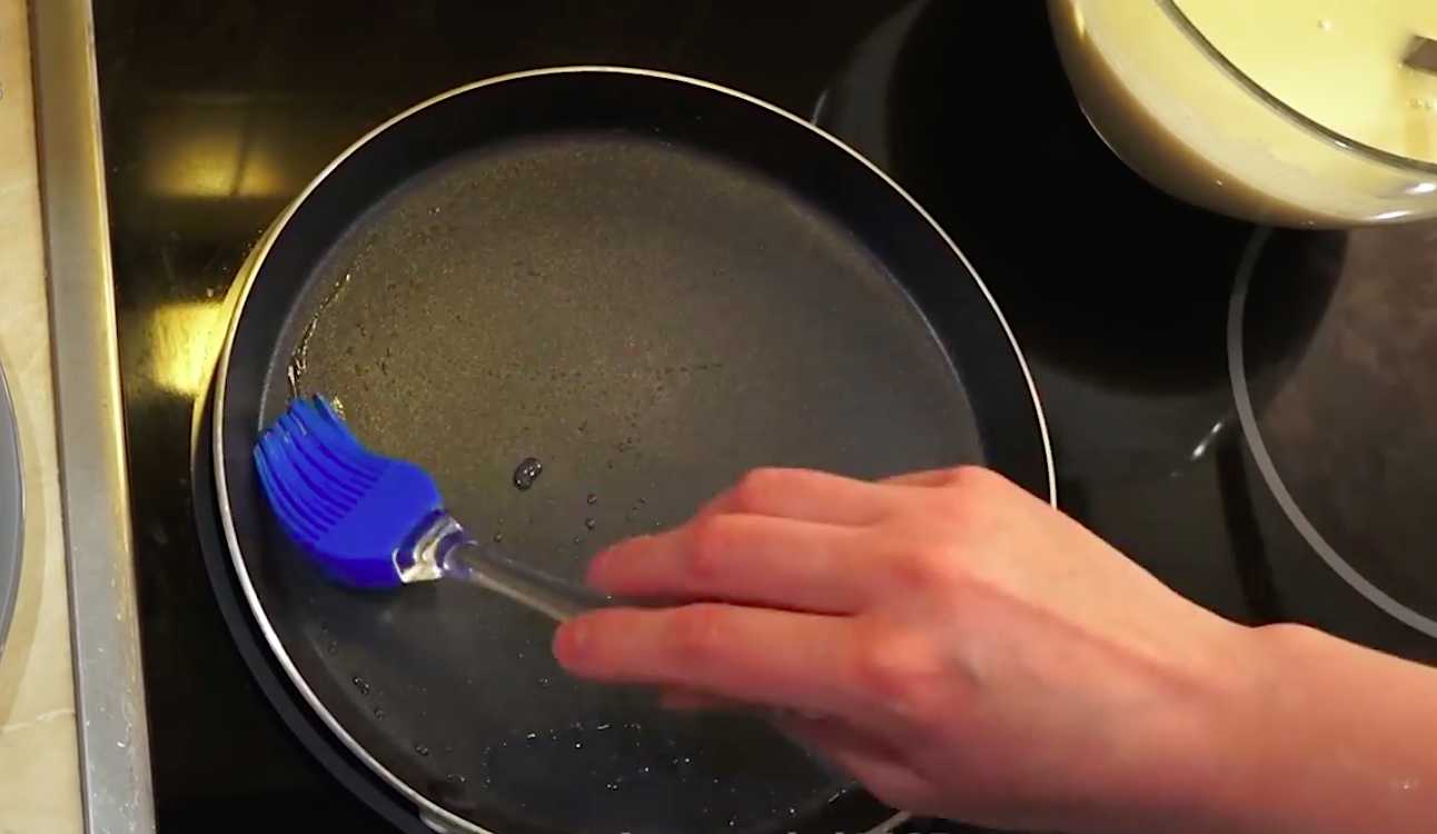 Crêpes au lait et à l'eau bouillante sans bicarbonate de soude - Étape 7