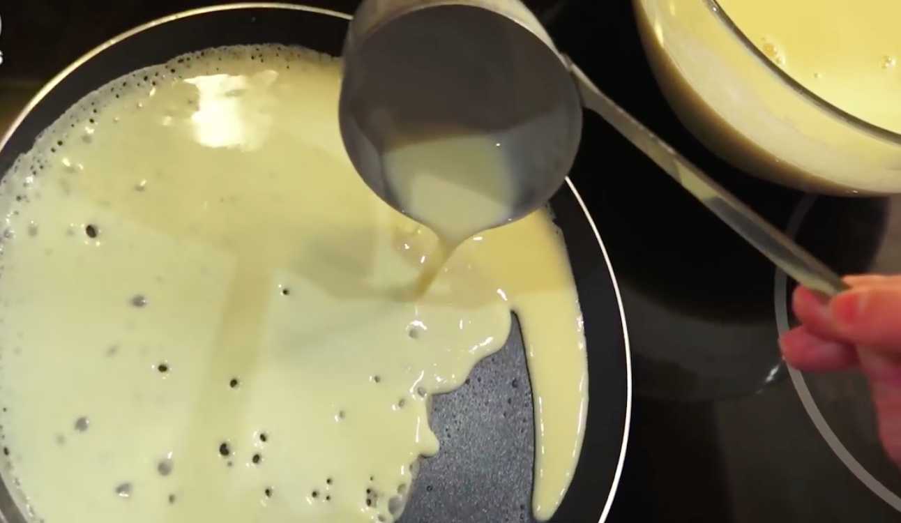 Crêpes au lait et à l'eau bouillante sans bicarbonate de soude - Étape 8