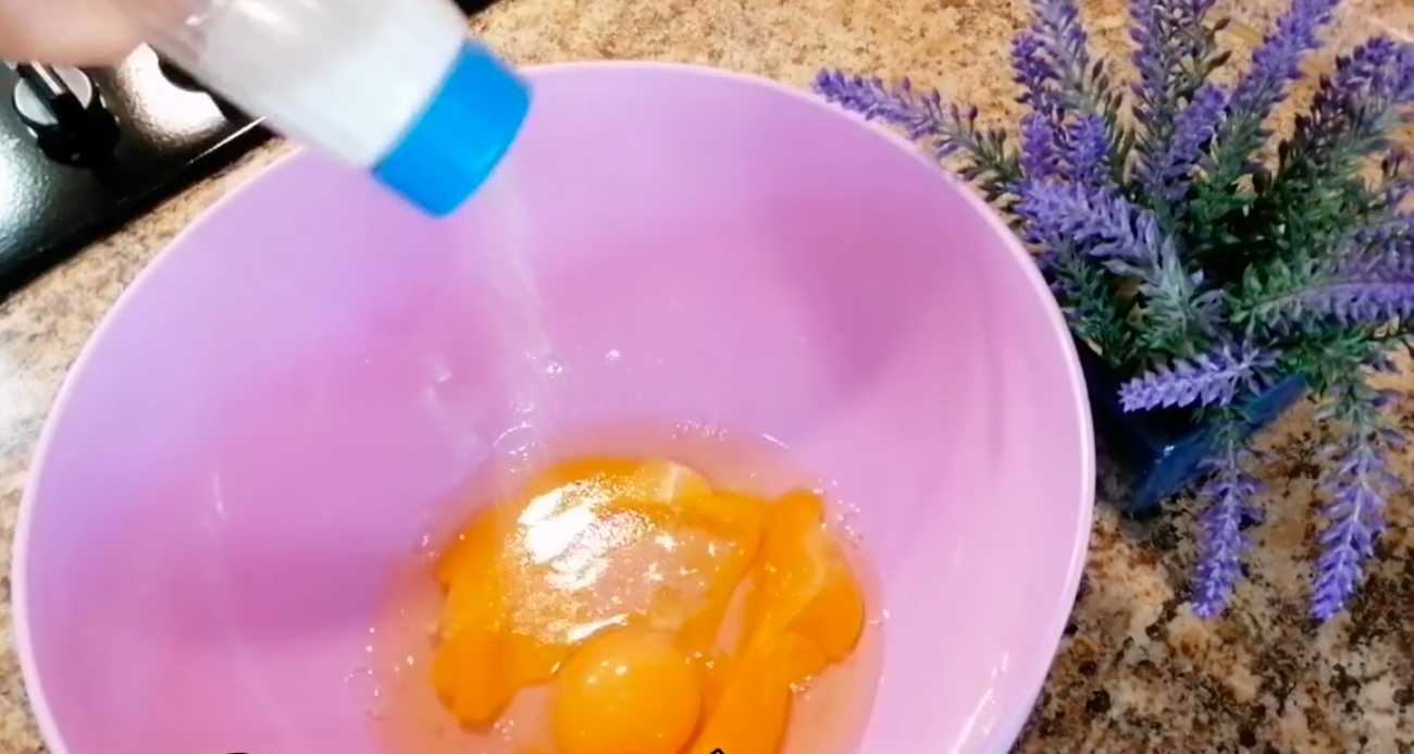 Crêpes avec du petit-lait et des trous - Étape 1