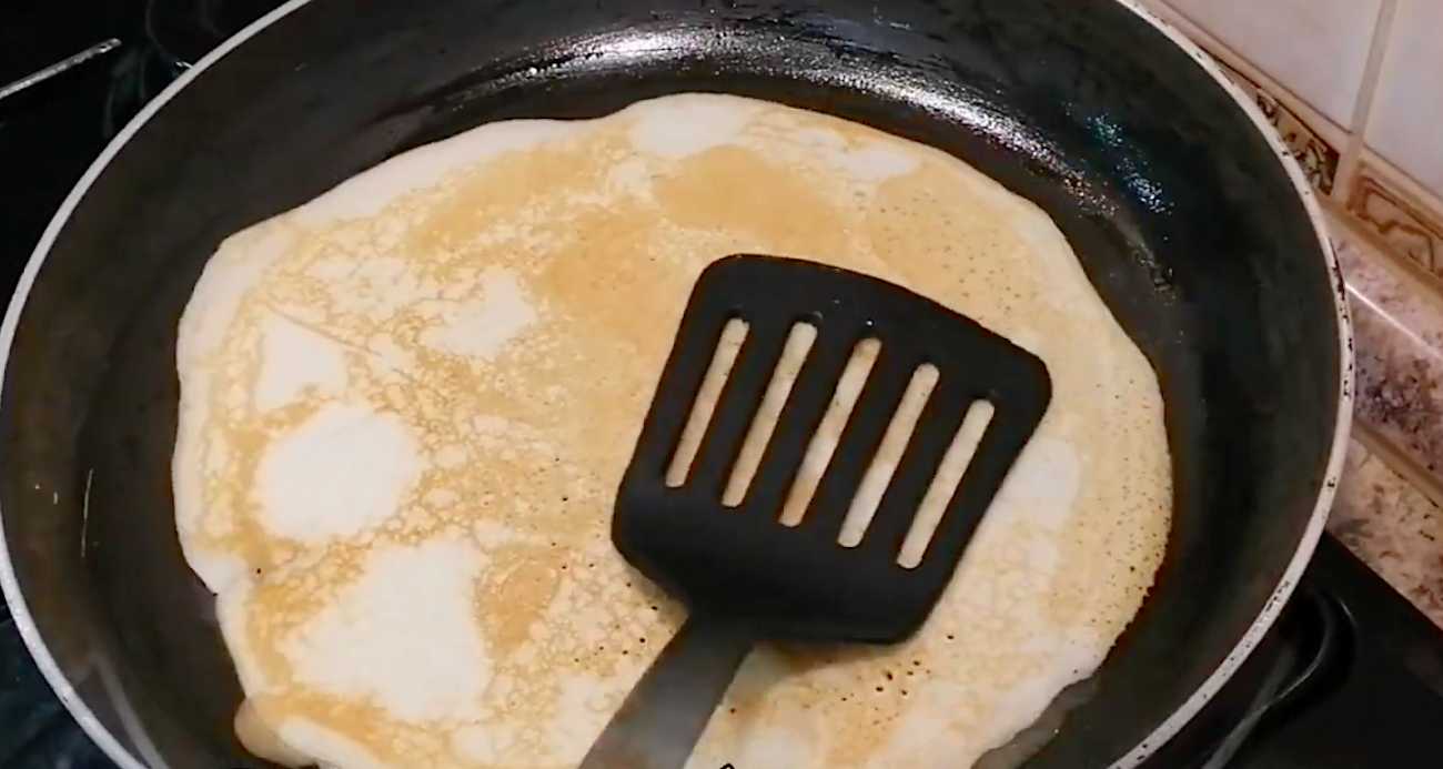 Crêpes avec du petit-lait et des trous - Étape 11
