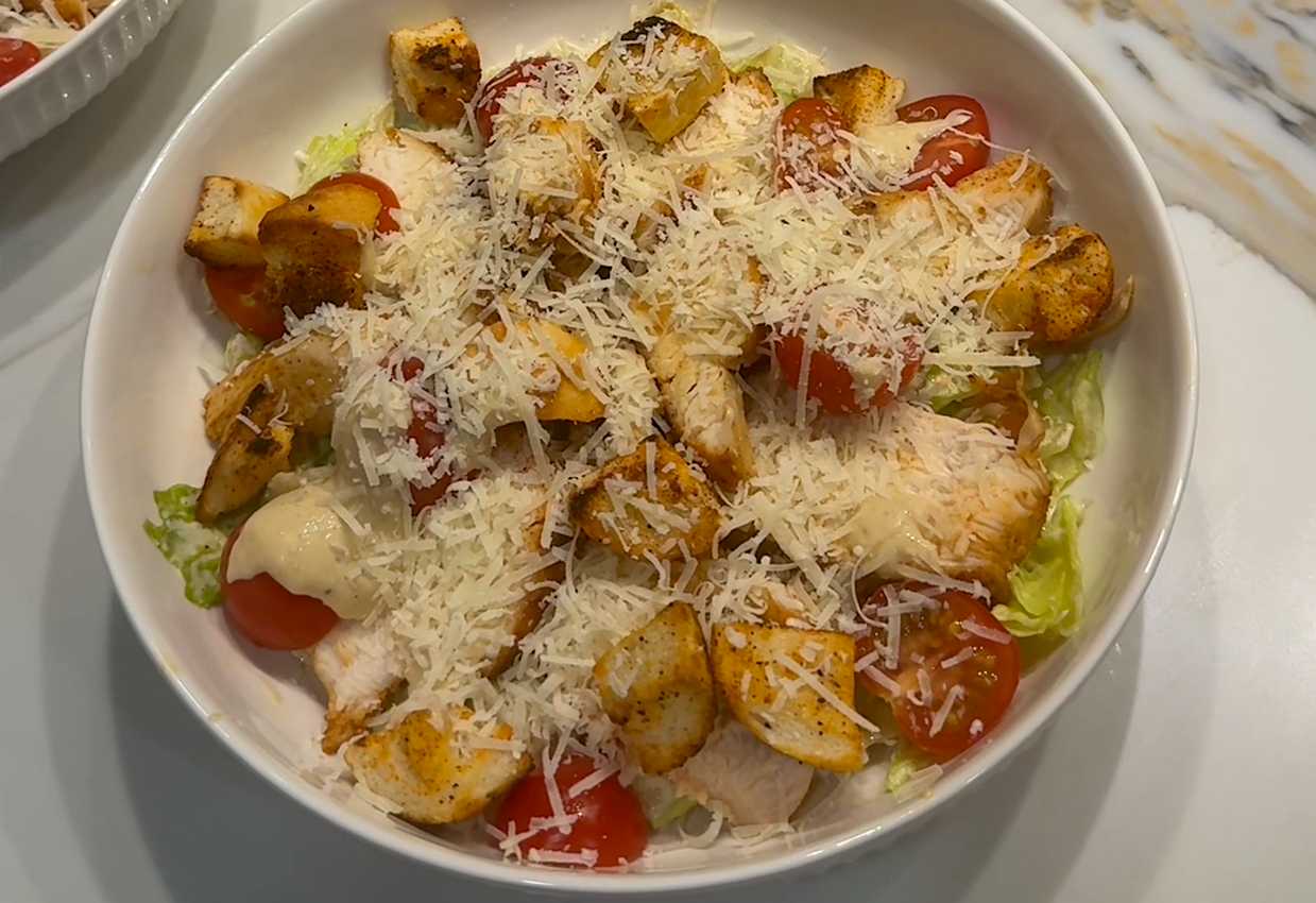Salade César au poulet avec croûtons croustillants - Étape 9