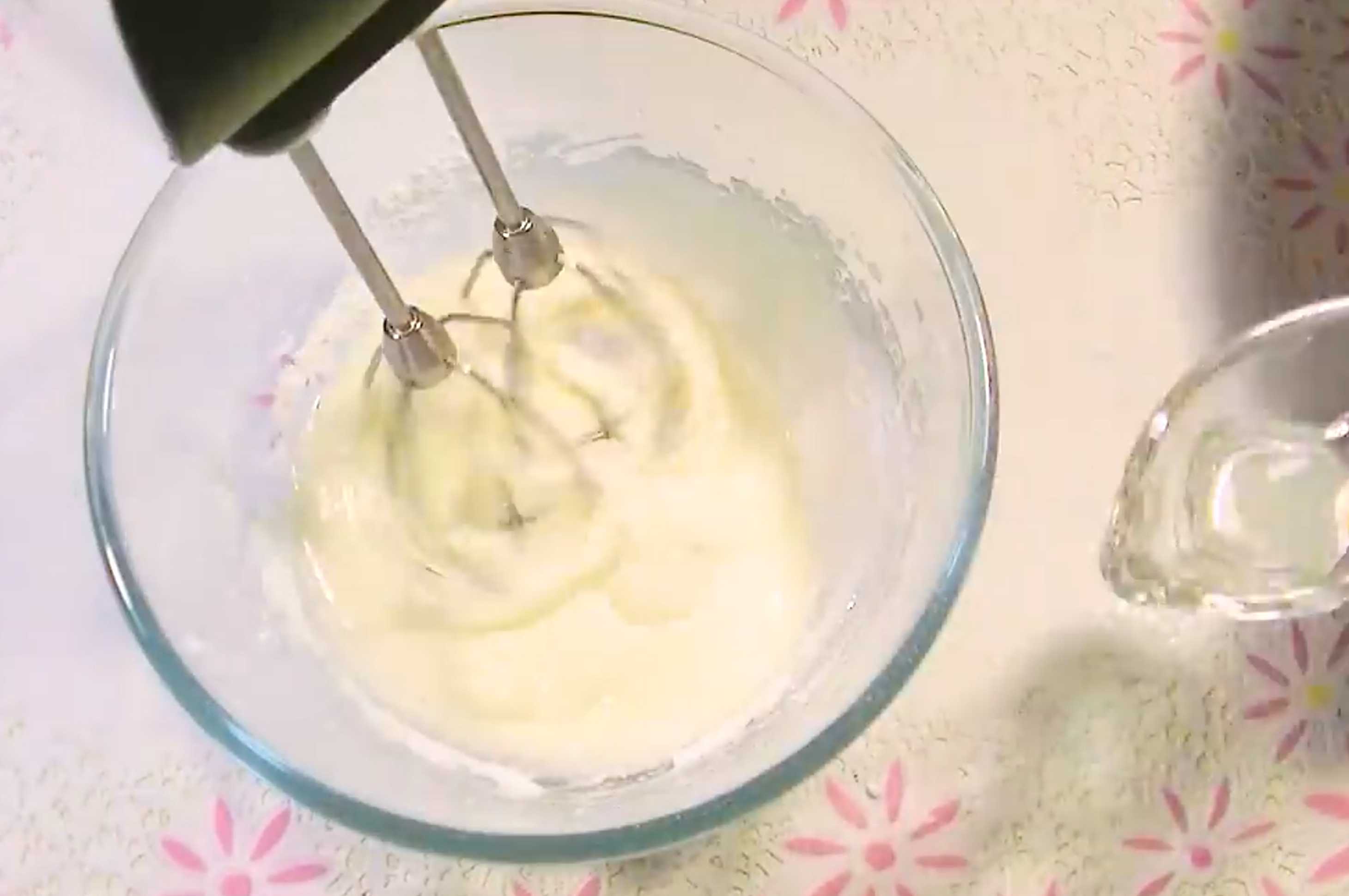 Glaçage au blanc d'œuf pour gâteau de Pâques - Étape 2