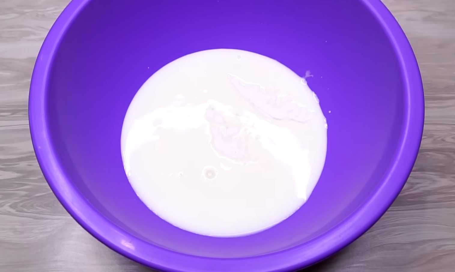 Crêpes fines au kéfir avec trous - Étape 1