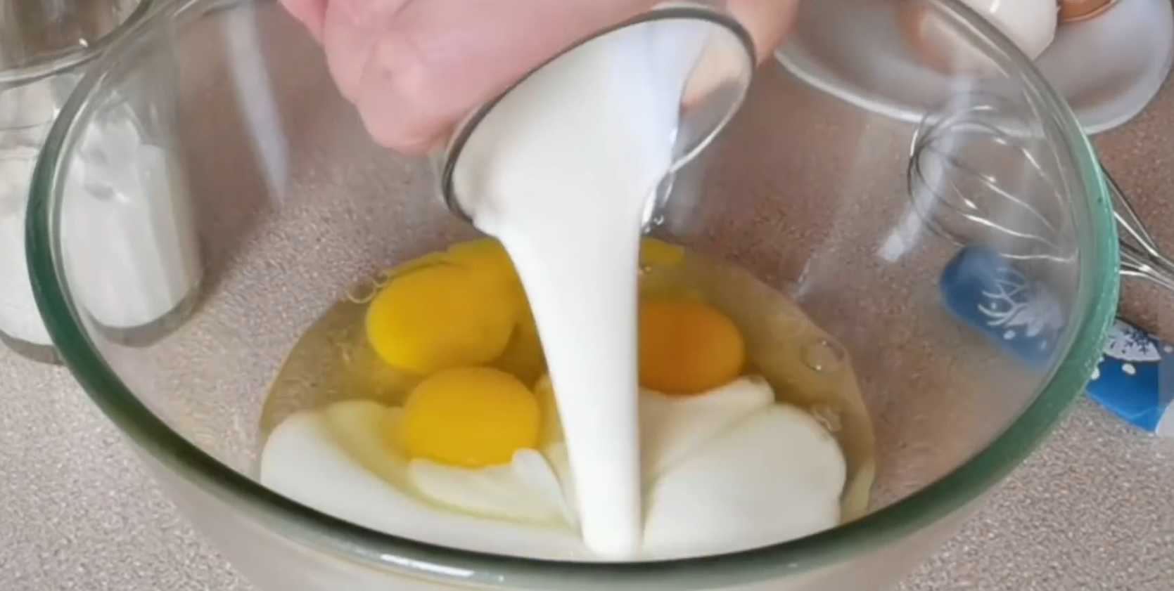 Crêpes avec soda et kéfir - Étape 1