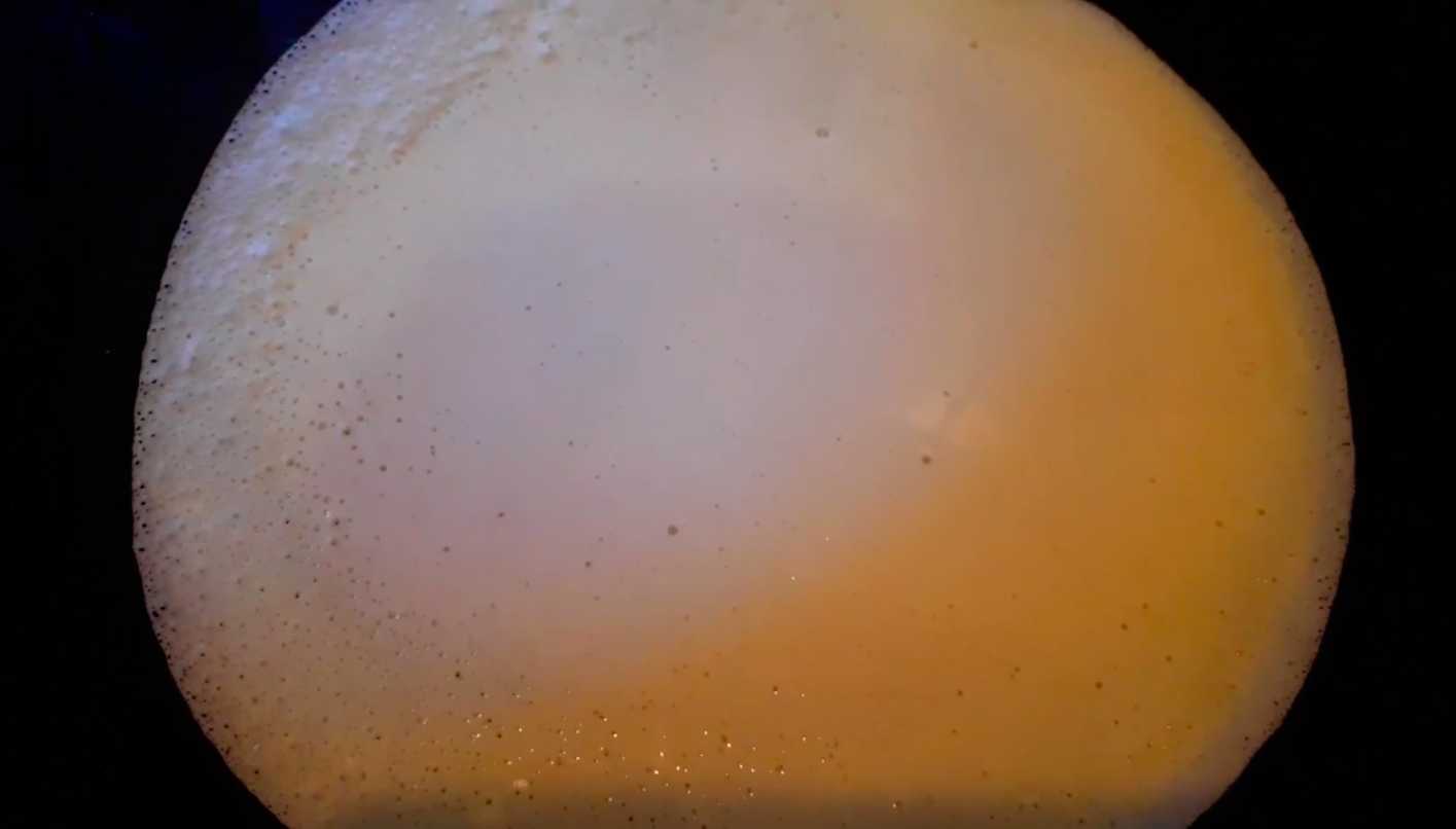 Crêpes au kéfir et à l'eau bouillante - Étape 8