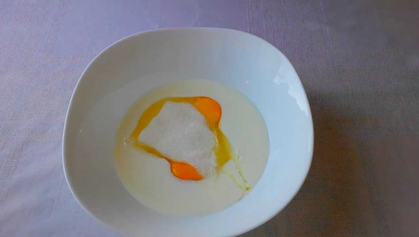 Crêpes au kéfir et à l'eau bouillante - Étape 1