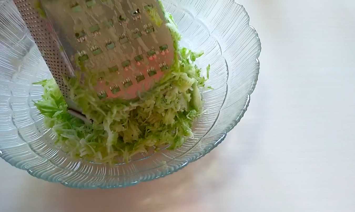 Crêpes de courgettes à la poêle - Étape 1