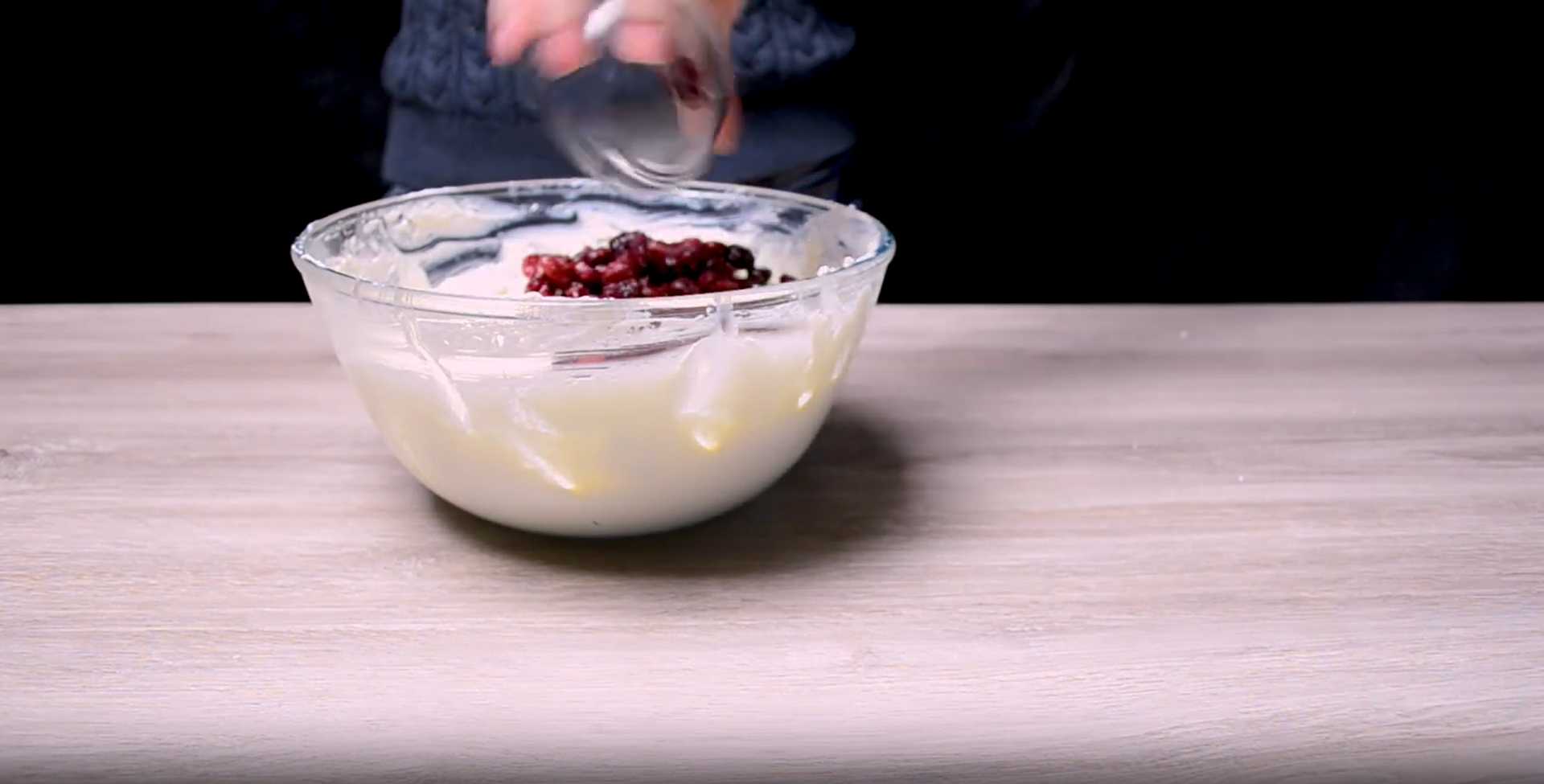 Gâteau de Pâques sans œufs au lait concentré et aux canneberges - Étape 4