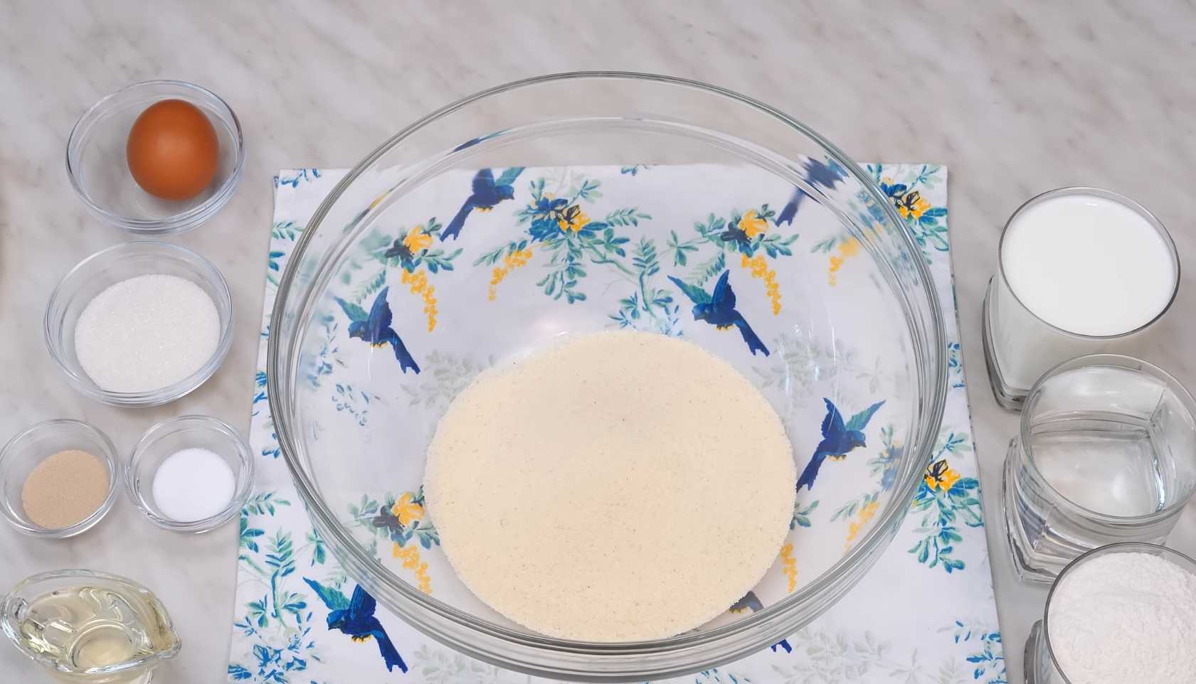 Crêpes levées à la semoule et au lait - Étape 1