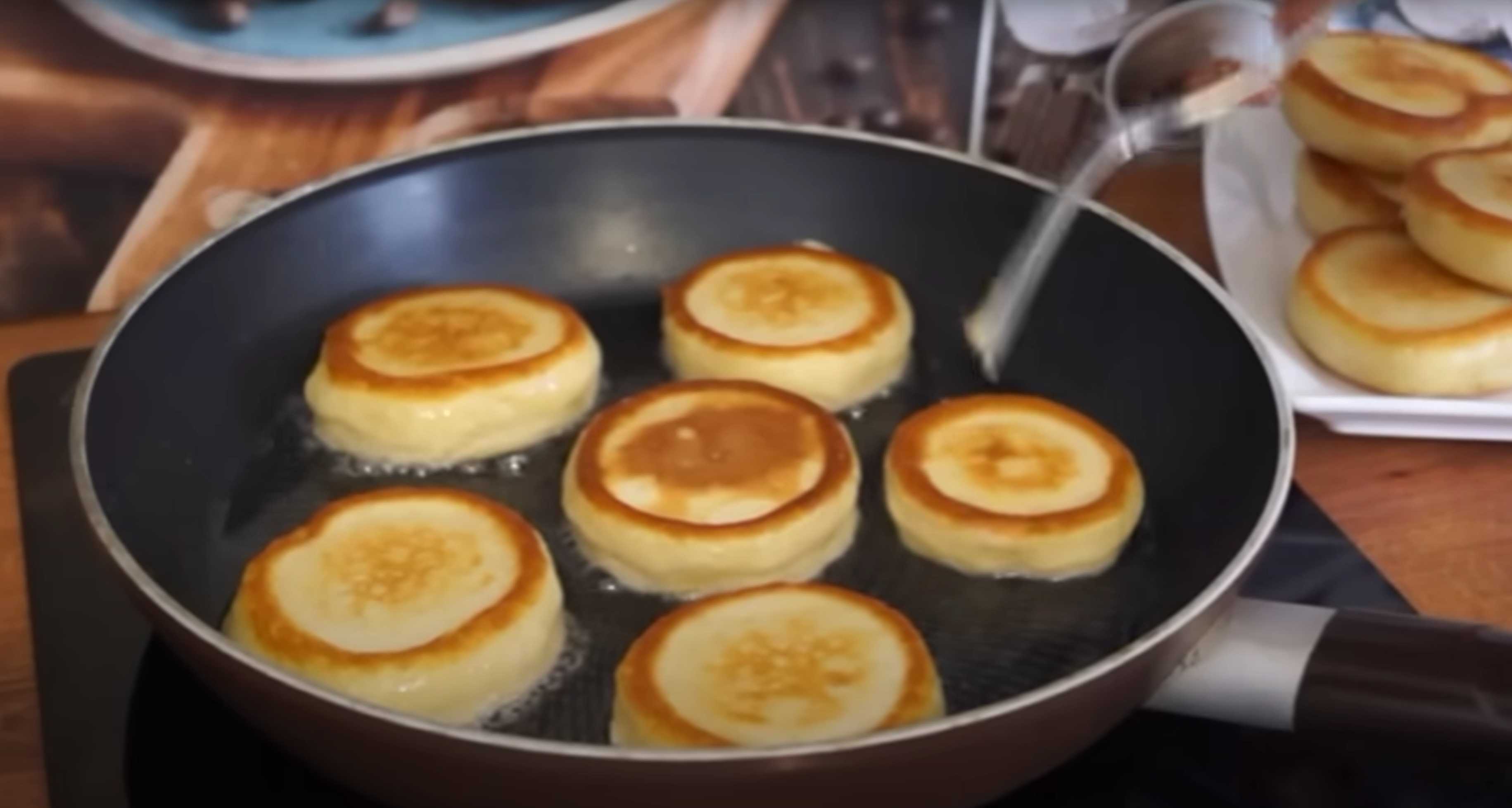 Crêpes moelleuses au kéfir, bicarbonate de soude et œufs, cuites à la poêle - Plat prêt à consommer