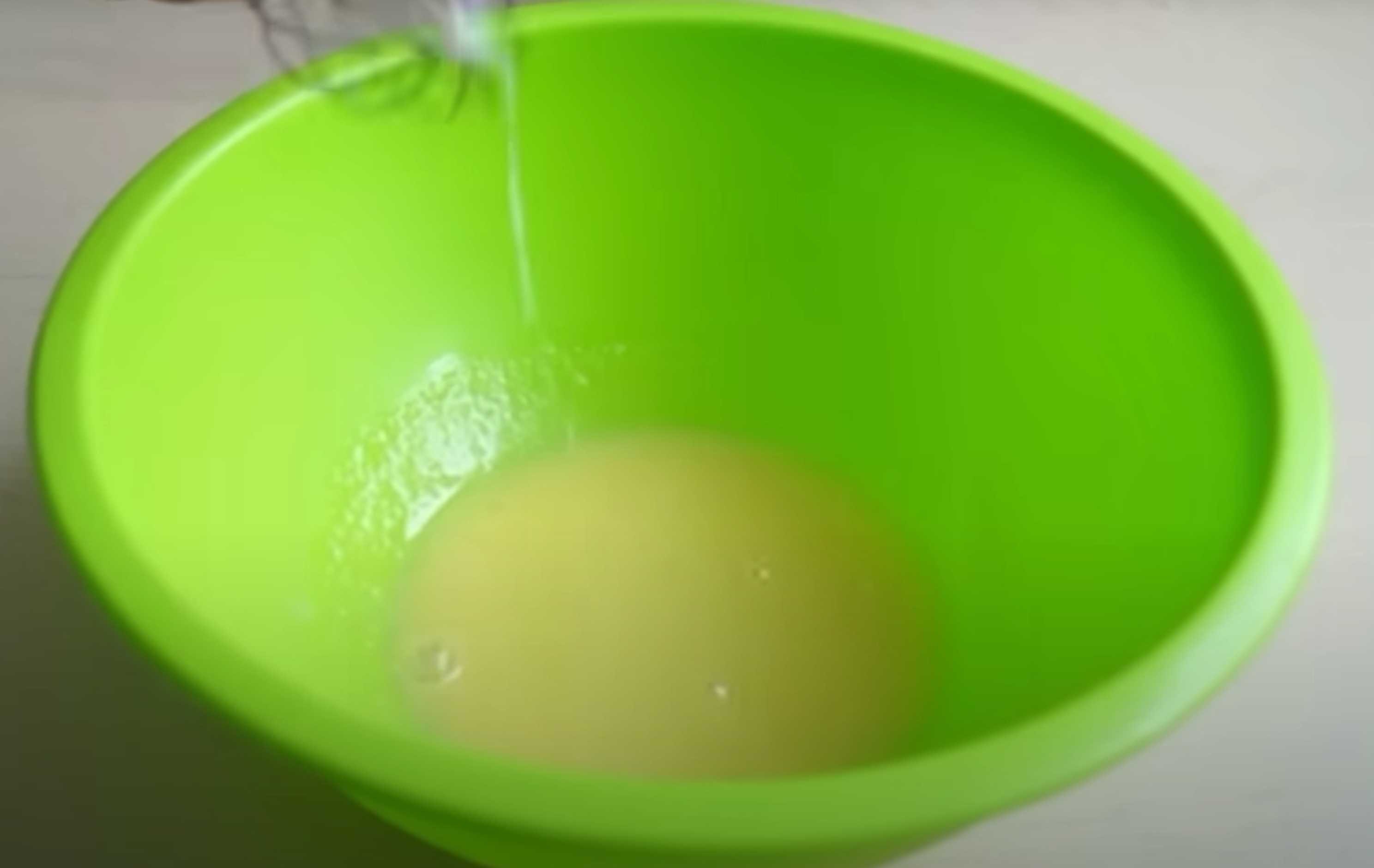 Crêpes moelleuses au kéfir avec bicarbonate de soude et œufs à la poêle - Étape 2