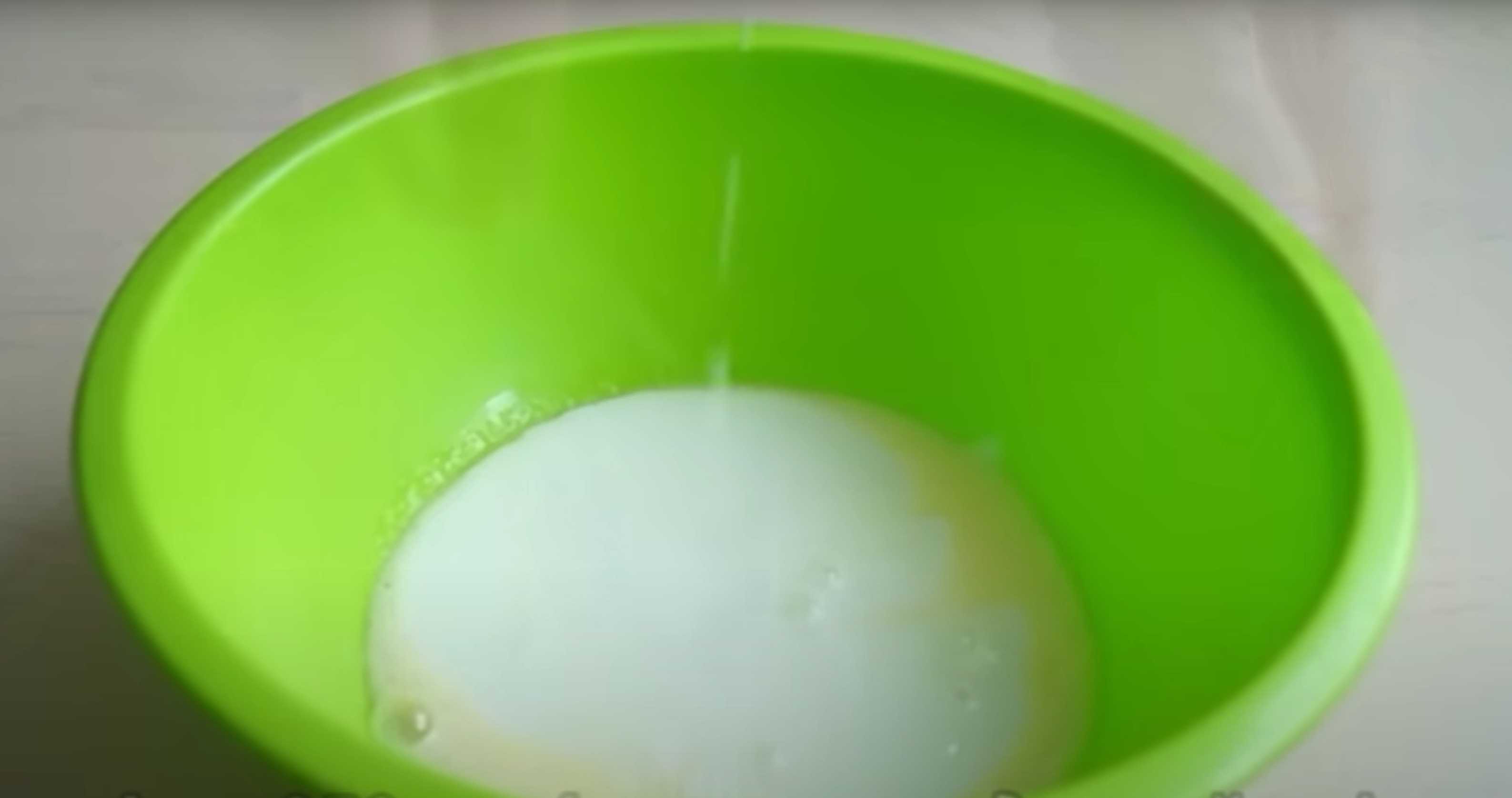 Crêpes moelleuses au kéfir avec bicarbonate de soude et œufs à la poêle - Étape 3