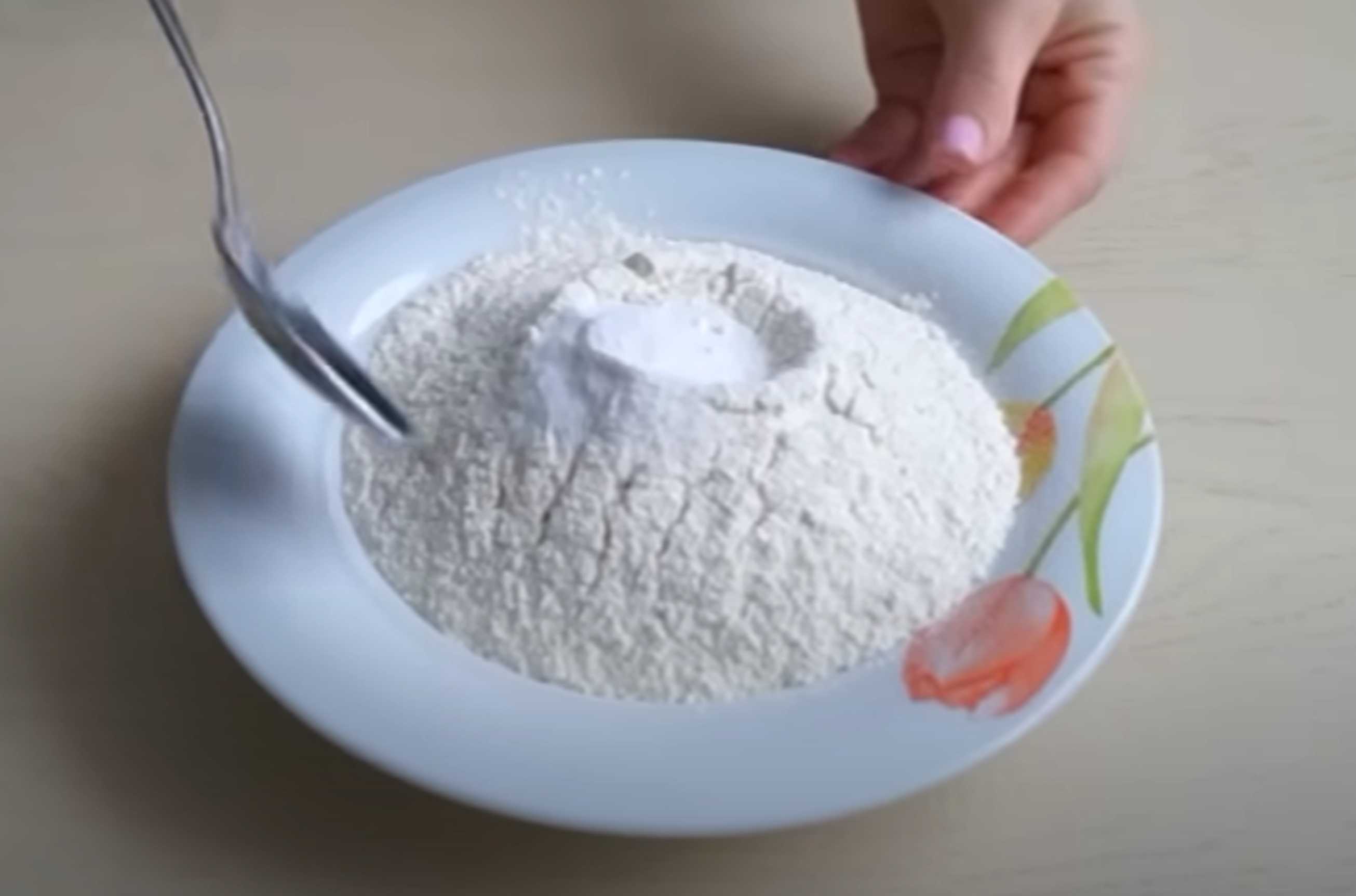 Crêpes moelleuses au kéfir, bicarbonate de soude et œufs, cuites à la poêle - Étape 1