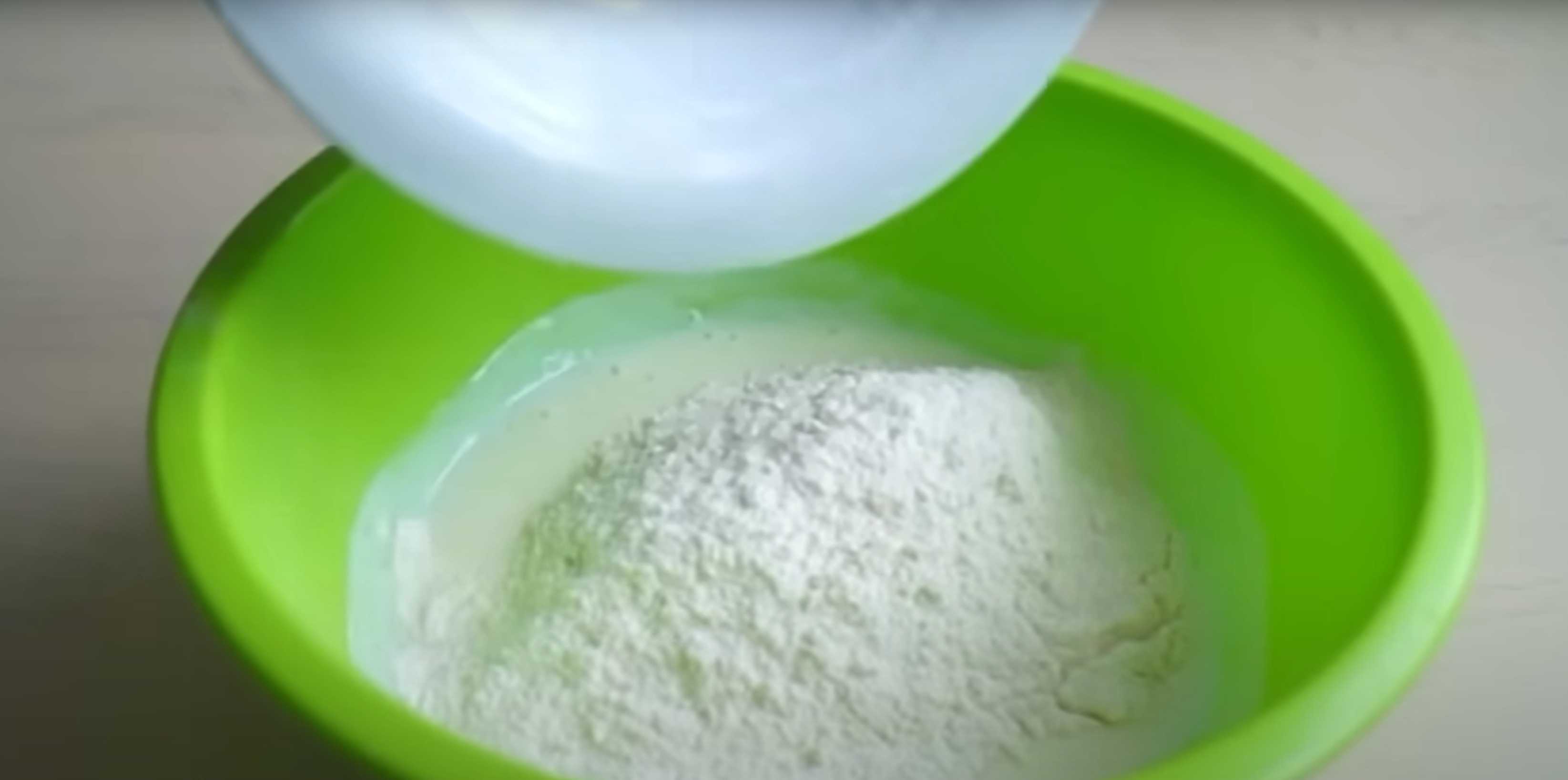 Crêpes moelleuses au kéfir avec bicarbonate de soude et œufs à la poêle - Étape 4