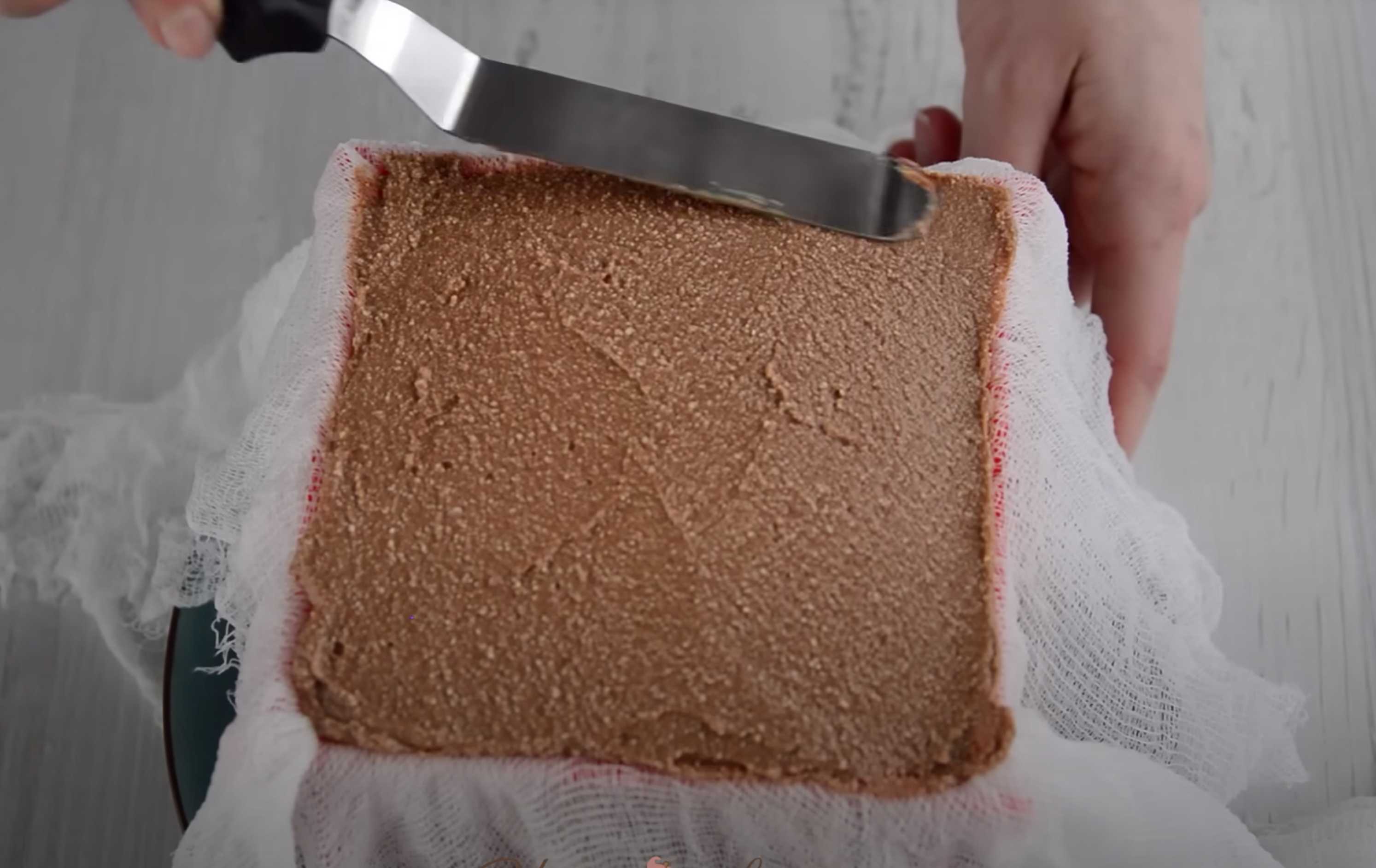 Gâteau de Pâques aux trois chocolats - Étape 9 « Tapissez le moule à gâteau de Pâques d'une étamine, disposez trois couches du mélange de fromage blanc, lissez-le, repliez les bords de l'étamine, placez un poids dessus et mettez-le au réfrigérateur toute la nuit. »