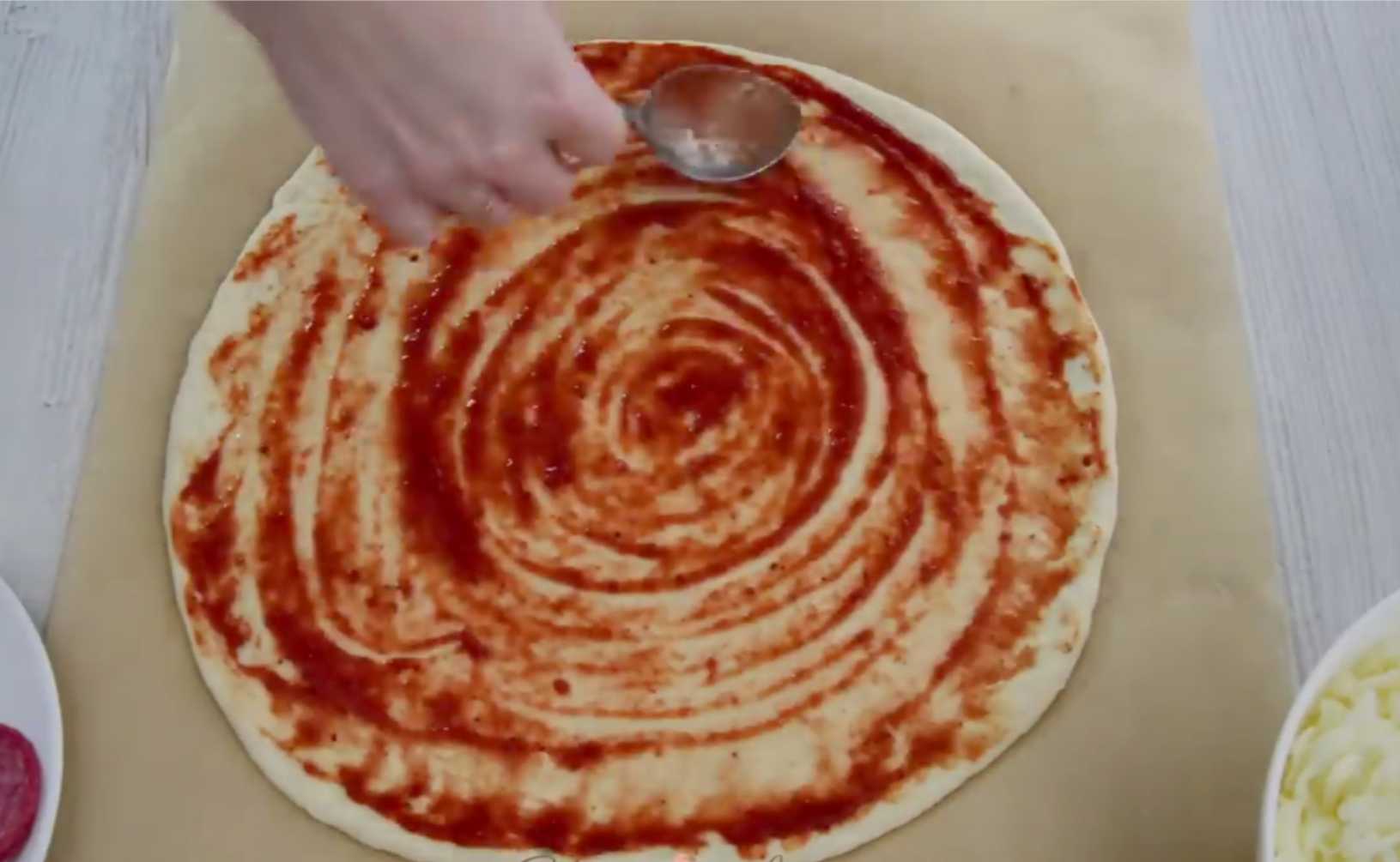 Pizza italienne classique au pepperoni et à la mozzarella - Étape 8