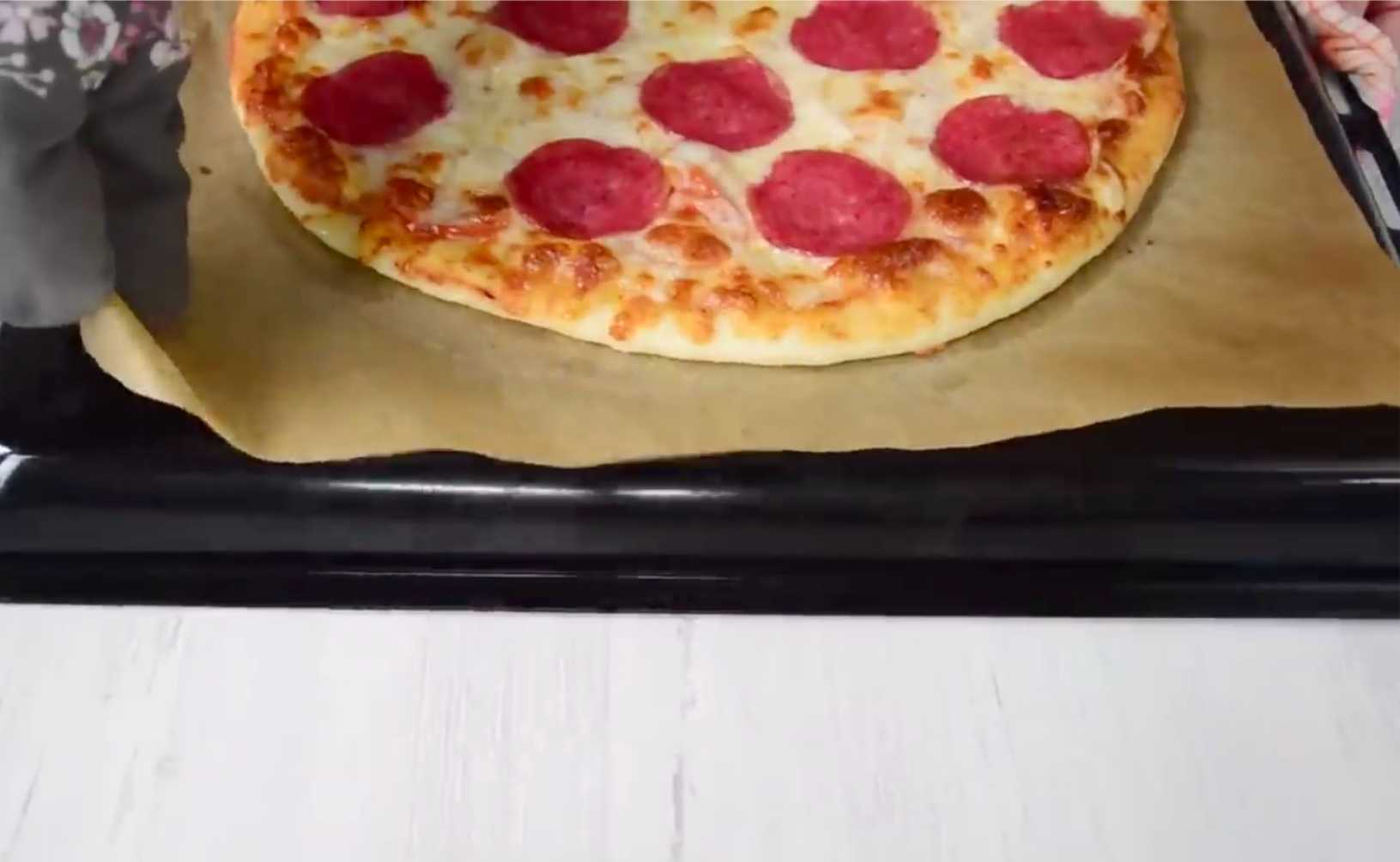 Pizza italienne classique au pepperoni et à la mozzarella - Étape 10