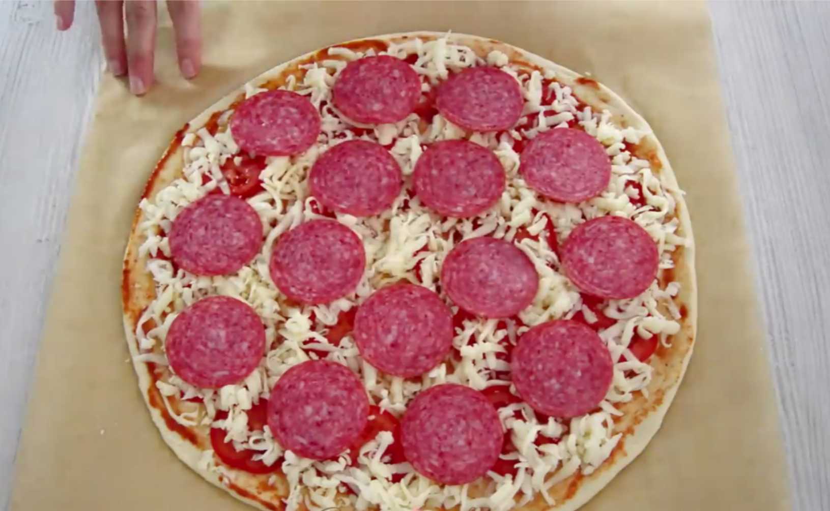 Pizza italienne classique au pepperoni et à la mozzarella - Étape 9