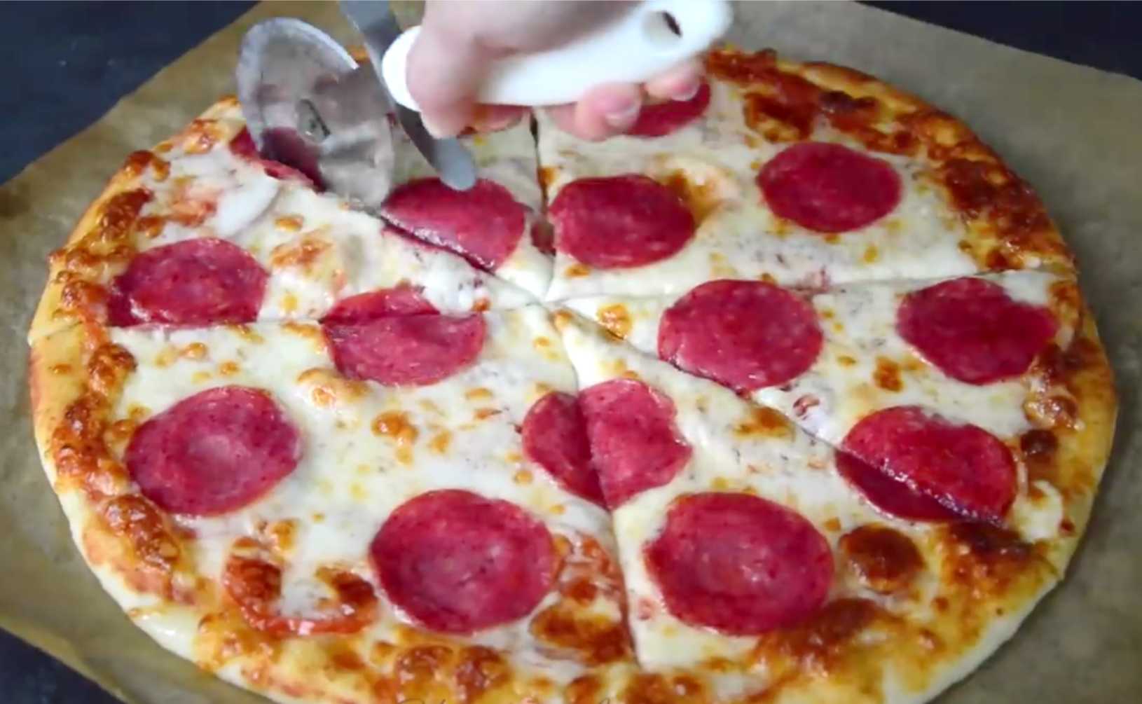 Pizza italienne classique au pepperoni et à la mozzarella - Étape 11