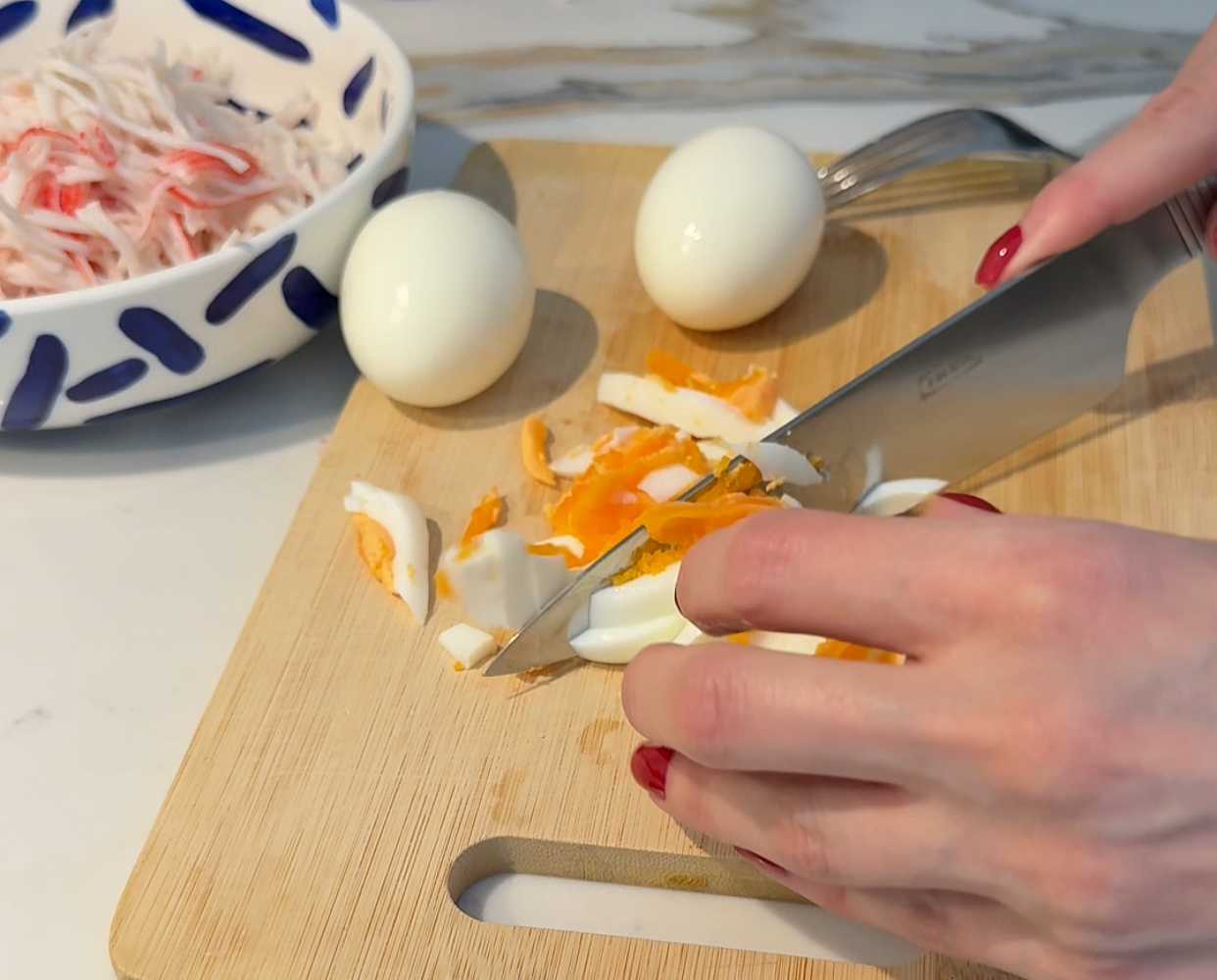 Rouleau de crabe avec œuf et concombre dans un pain pita - Étape 3