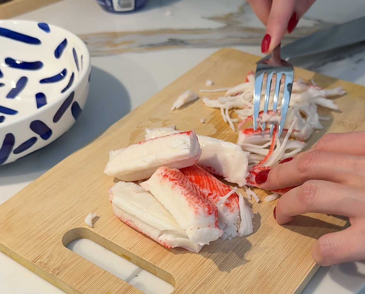Rouleau de crabe avec œuf et concombre dans un pain pita - Étape 2