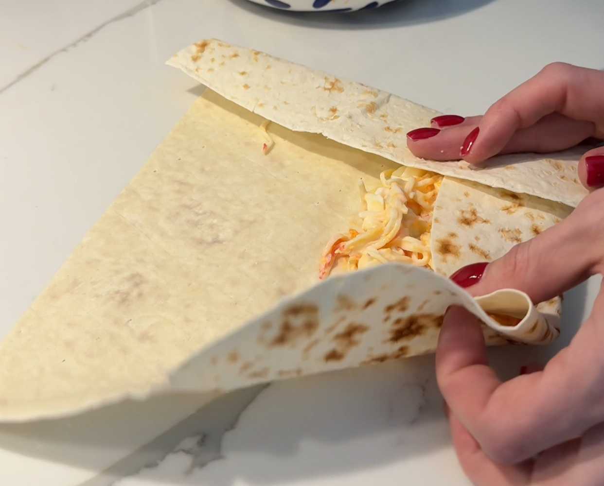 Rouleau de crabe avec œuf et concombre dans un pain pita - Étape 7