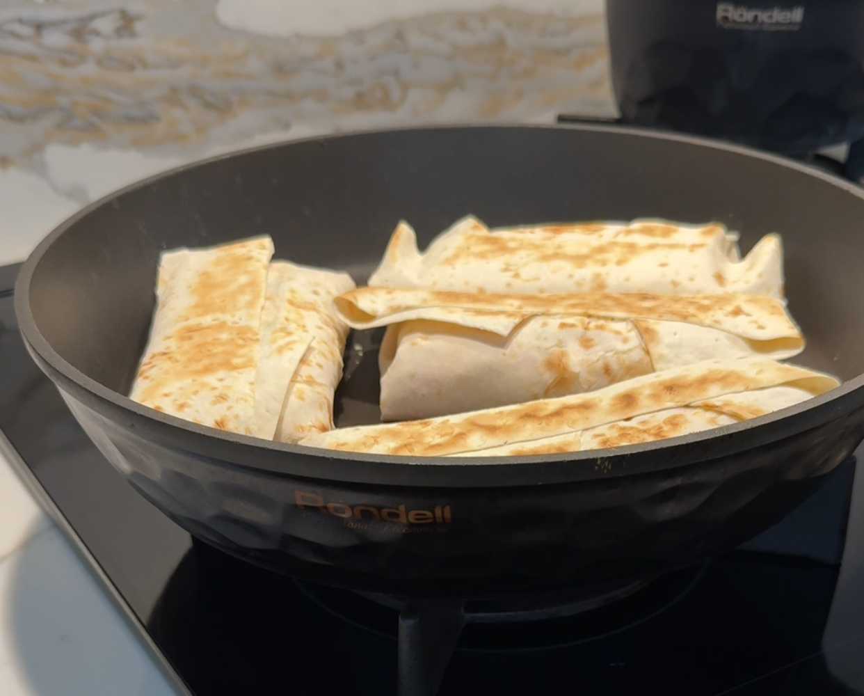 Rouleau de crabe avec œuf et concombre dans un pain pita - Étape 8