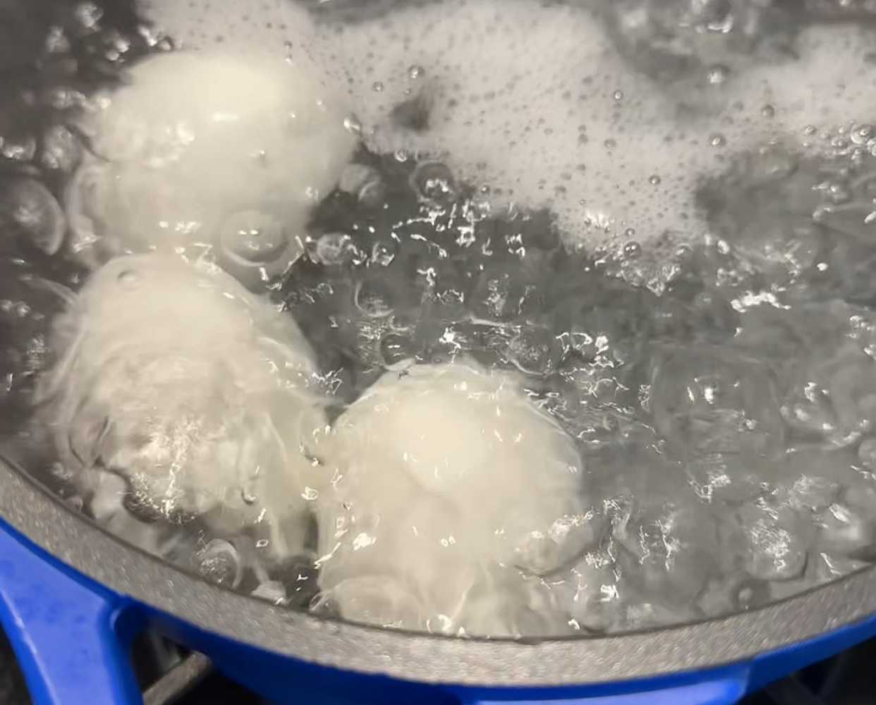 Rouleau de crabe avec œuf et concombre dans un pain pita - Étape 1