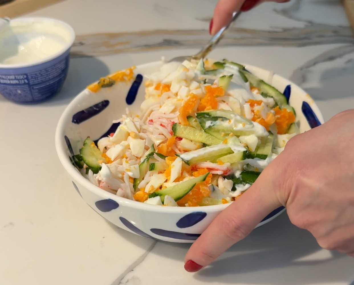 Rouleau de crabe avec œuf et concombre dans un pain pita - Étape 5