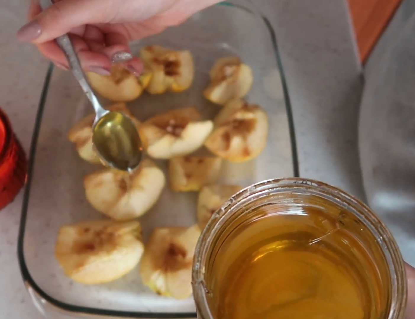 Coings cuits au four avec du miel, de la cannelle et des clous de girofle - Étape 3