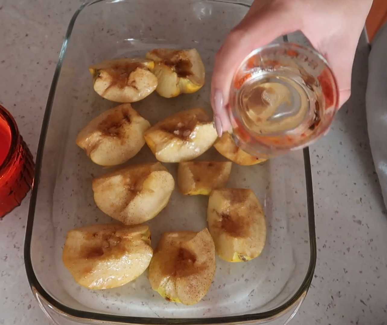 Coings cuits au four avec du miel, de la cannelle et des clous de girofle - Étape 6