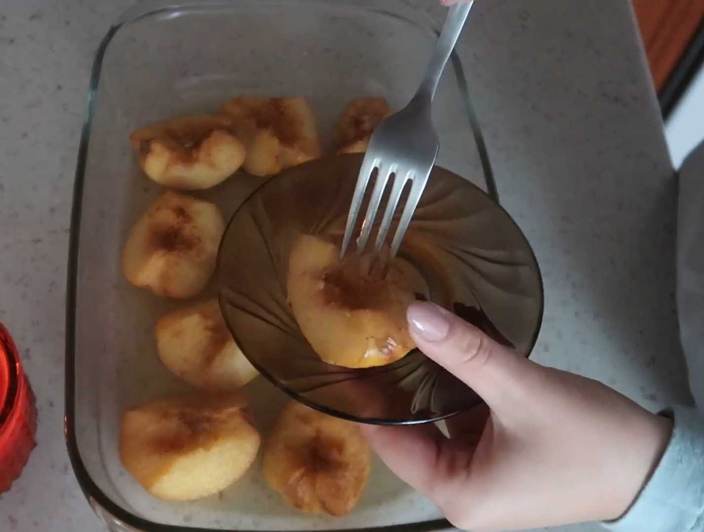 Coings cuits au four avec du miel, de la cannelle et des clous de girofle - Étape 9