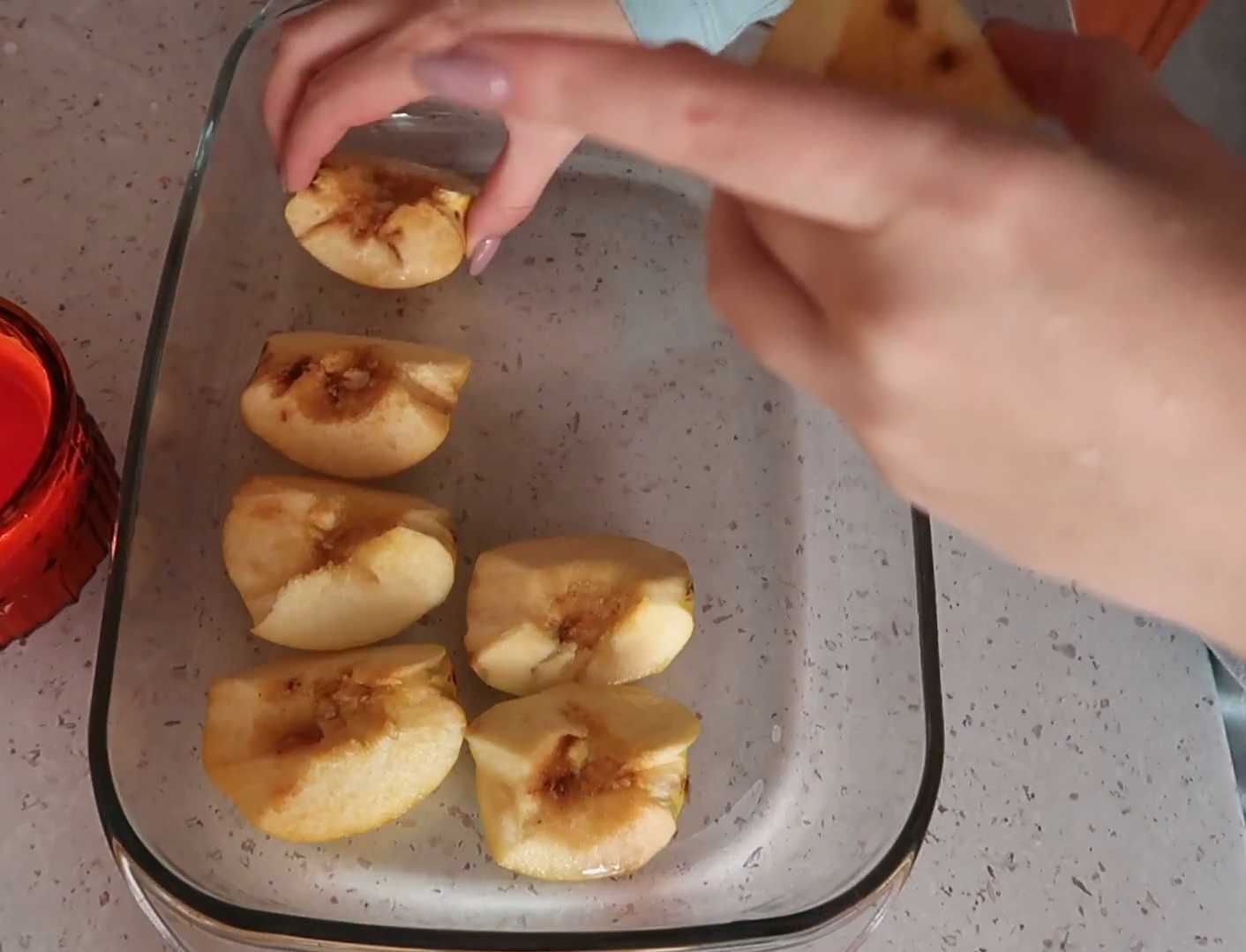 Coings cuits au four avec du miel, de la cannelle et des clous de girofle - Étape 2