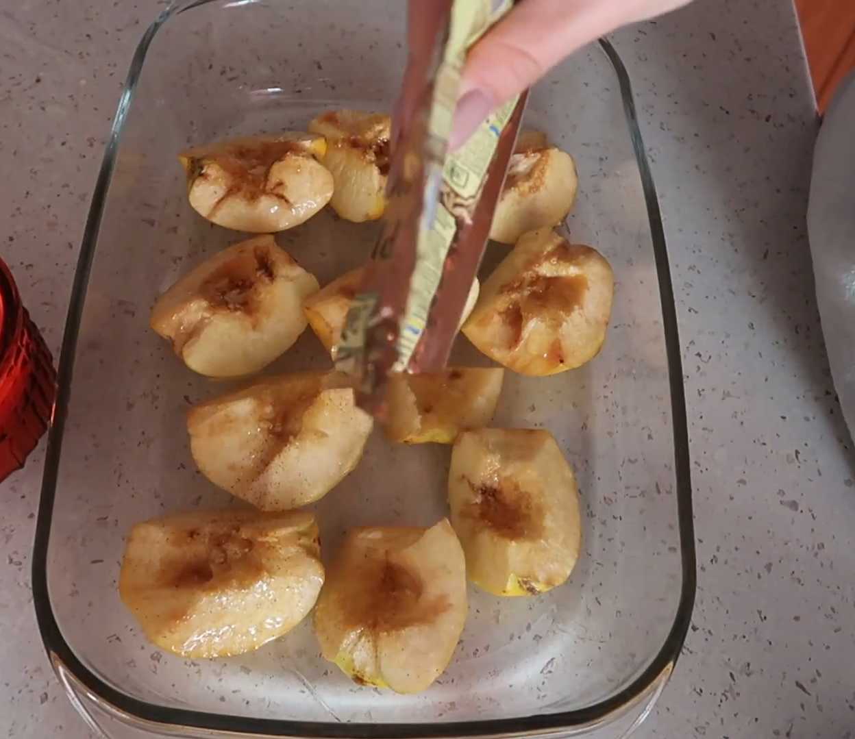 Coings cuits au four avec du miel, de la cannelle et des clous de girofle - Étape 4