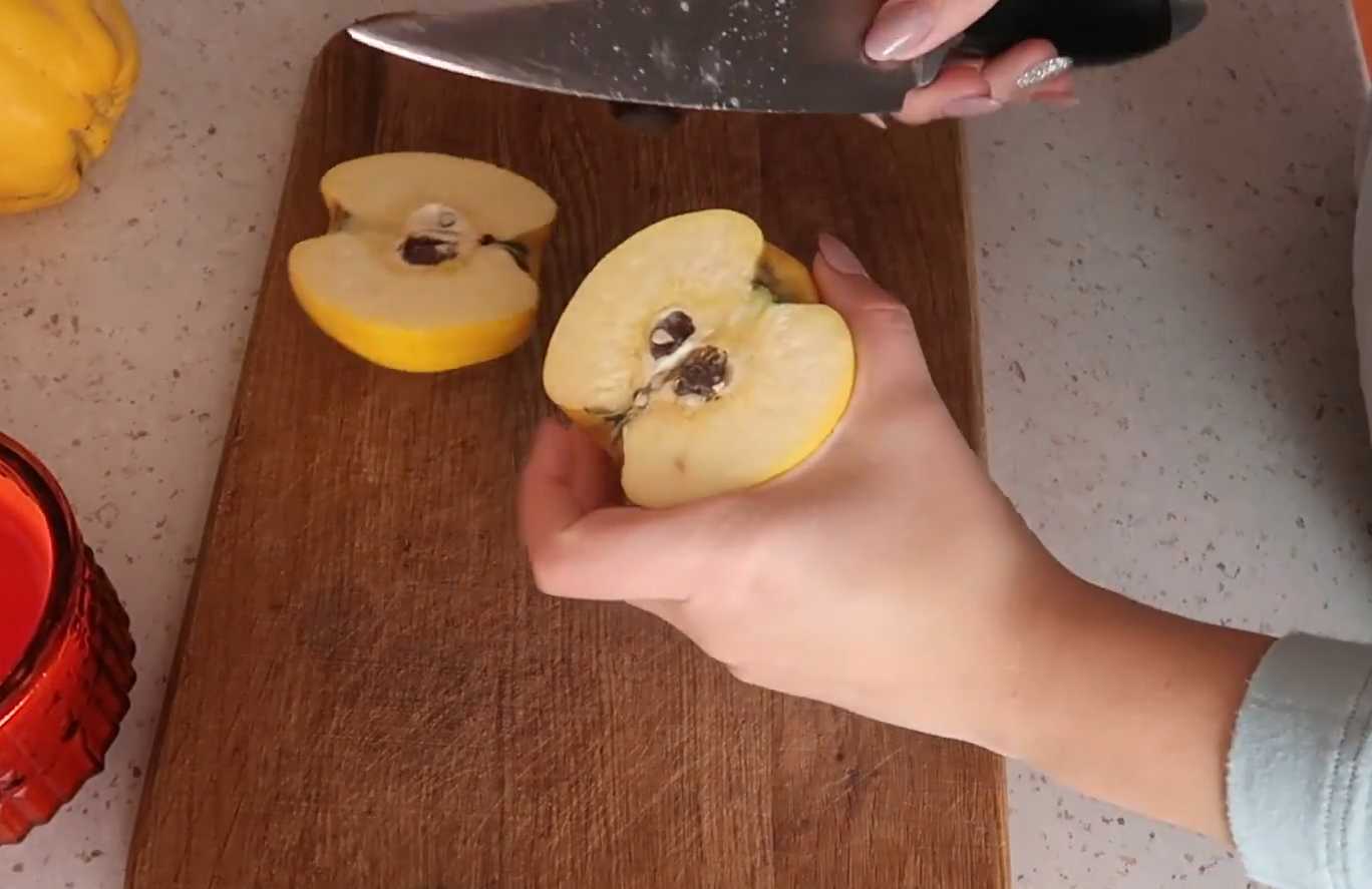 Coings cuits au four avec du miel, de la cannelle et des clous de girofle - Étape 1