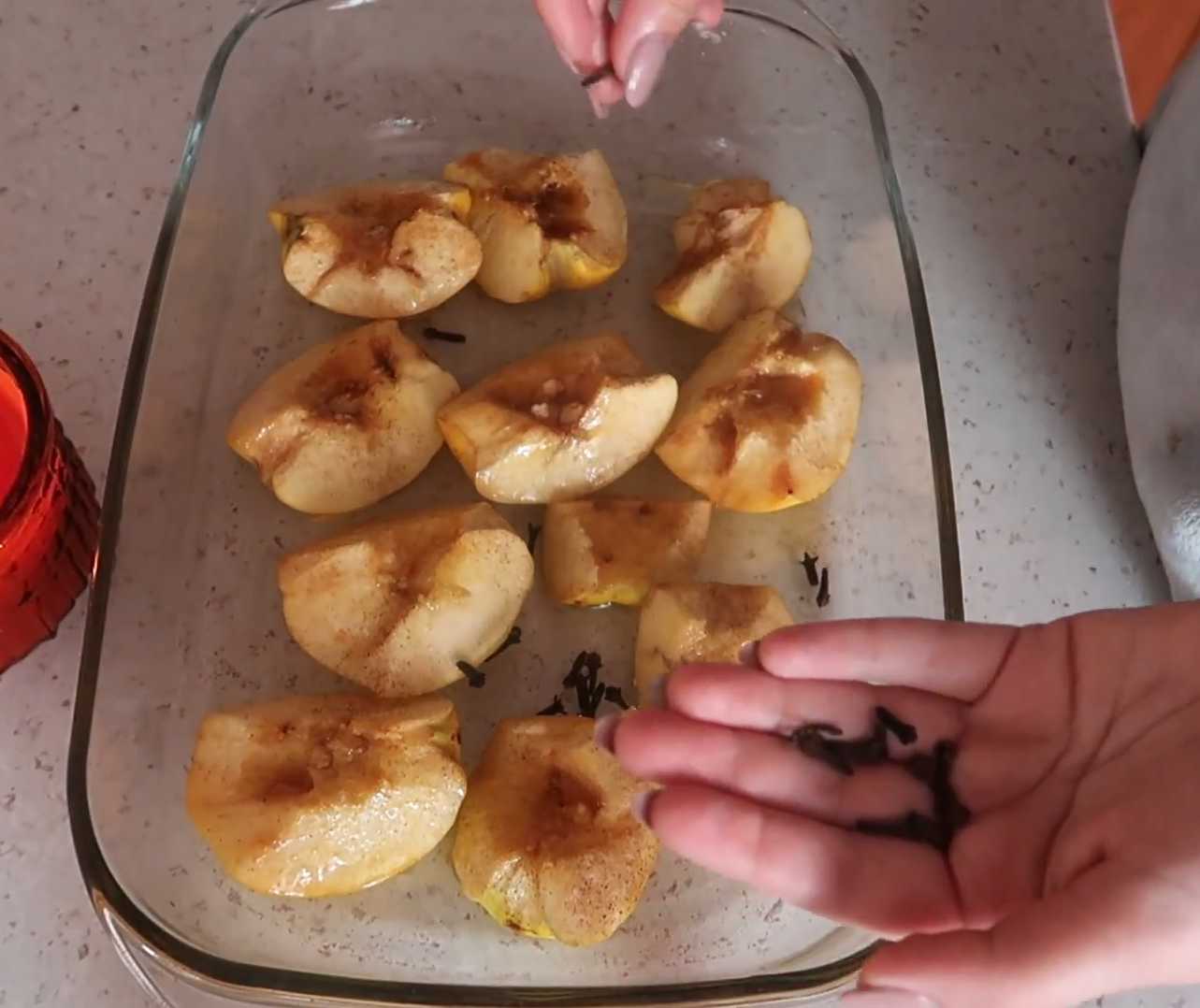 Coings cuits au four avec du miel, de la cannelle et des clous de girofle - Étape 5
