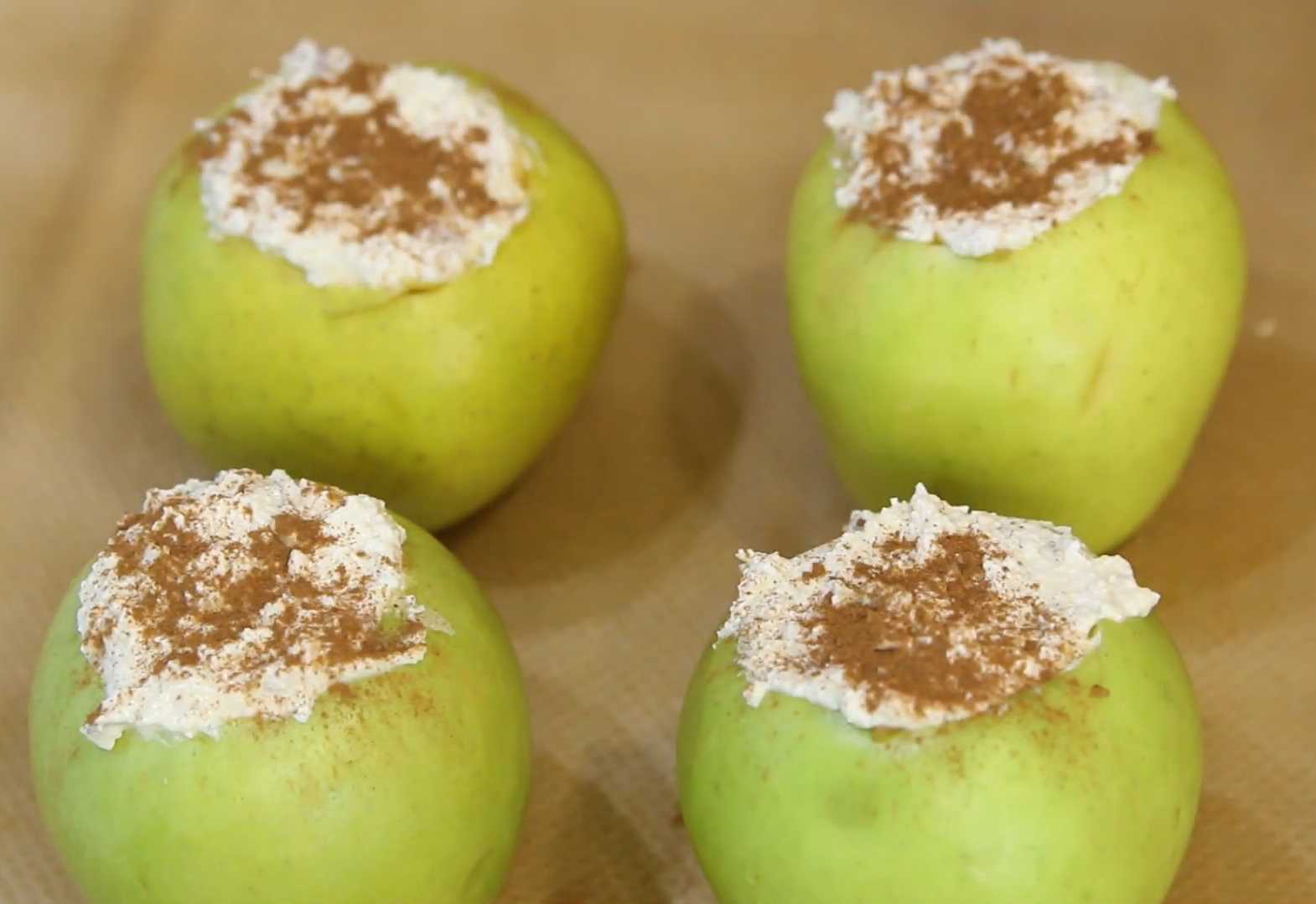 Pommes au four avec du fromage blanc et de la cannelle - Étape 6