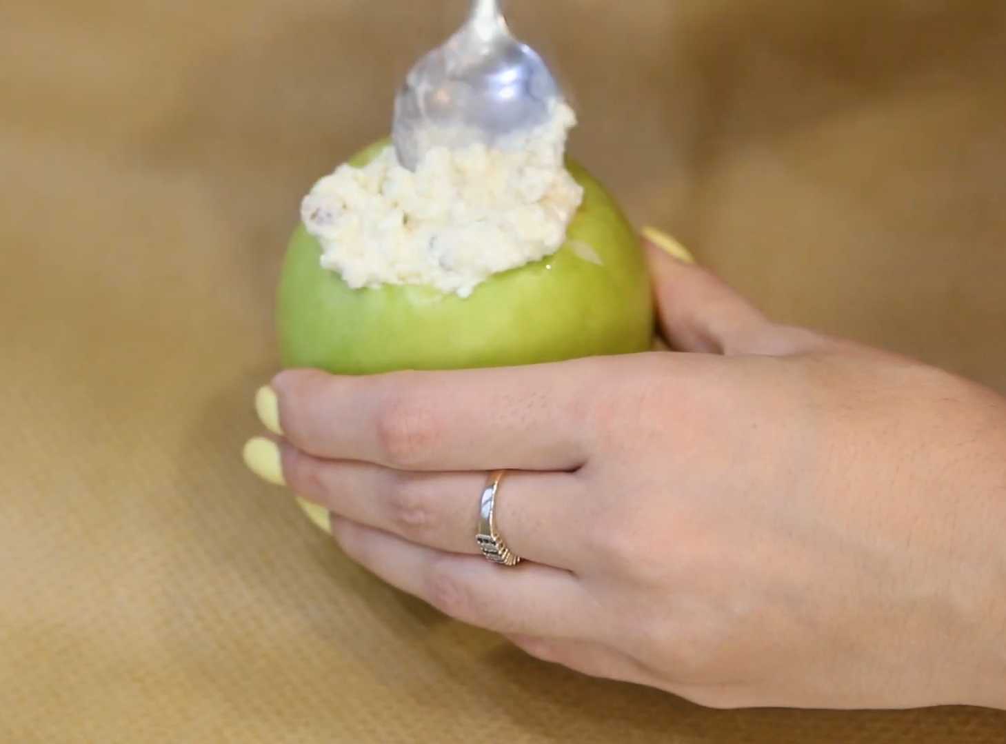 Pommes au four avec du fromage blanc et de la cannelle - Étape 4