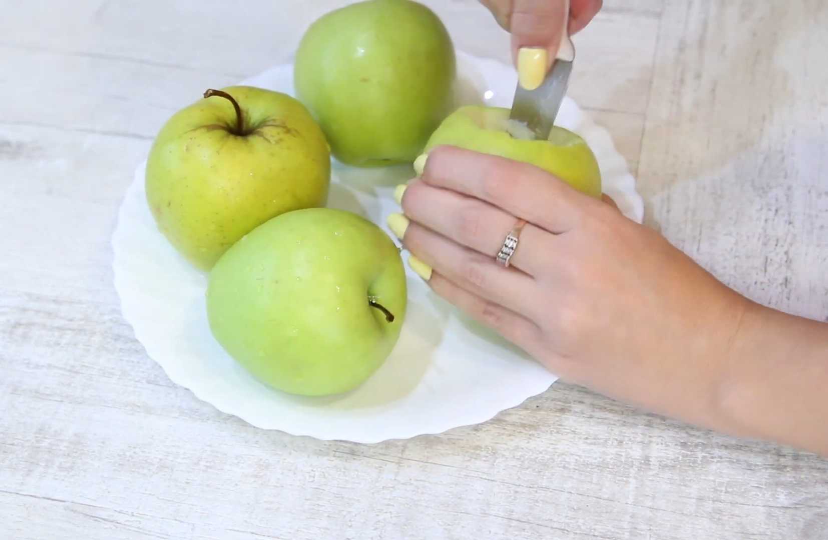 Pommes au four avec du fromage blanc et de la cannelle - Étape 1