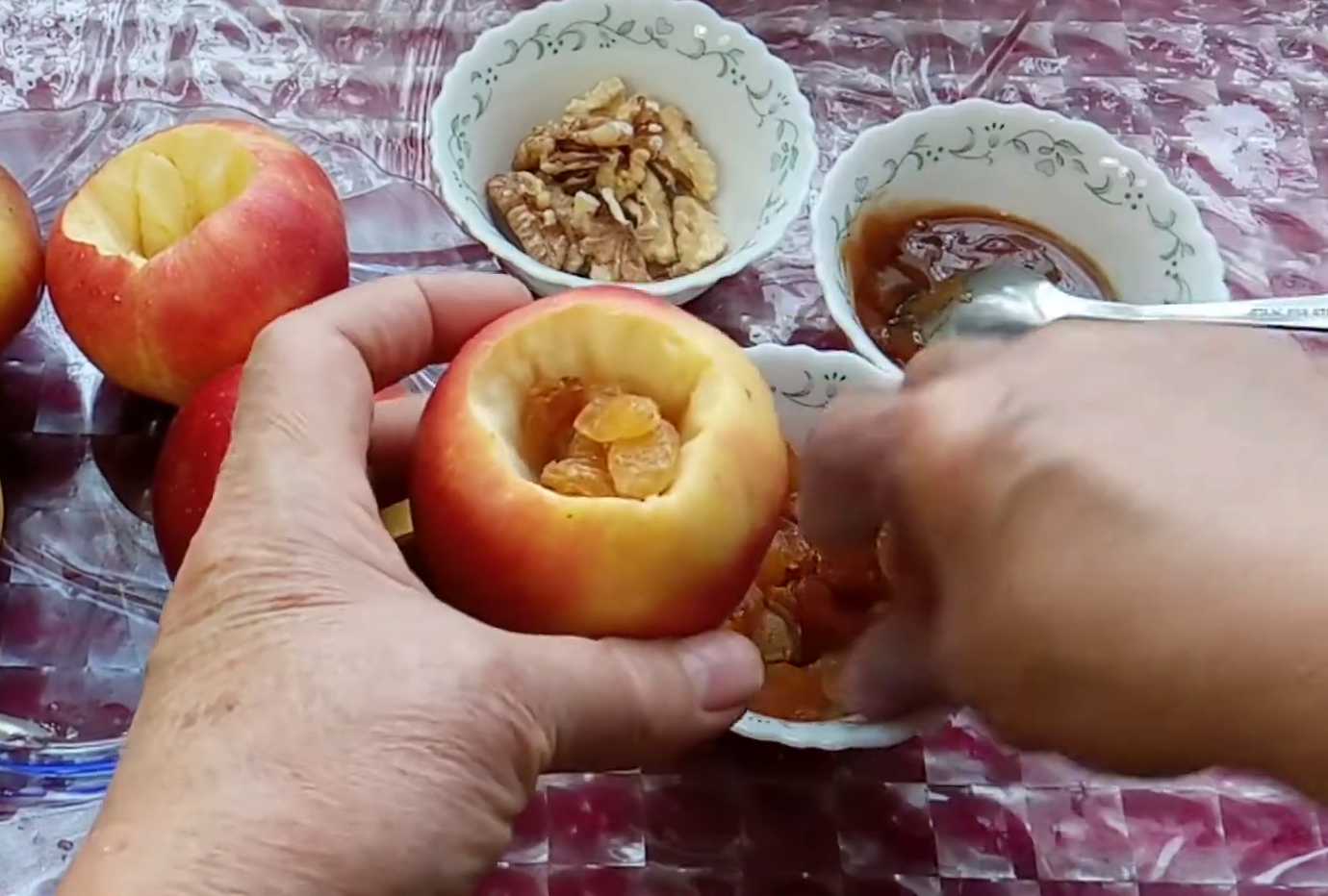 Pommes cuites au four avec du miel et des noix - Étape 3